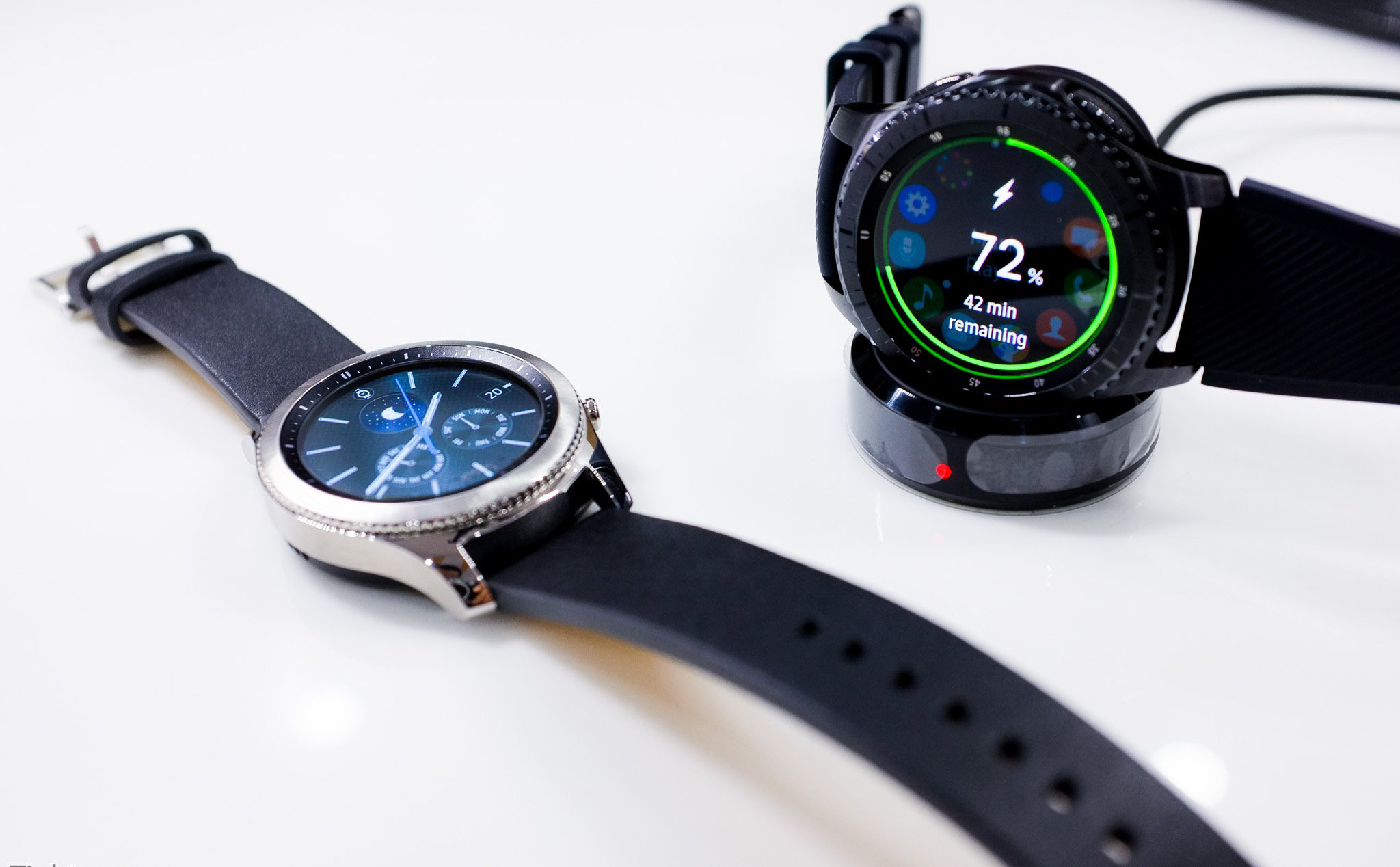 Swatch Group kiện Samsung, tố cáo họ vi phạm bản quyền mặt số smartwatch