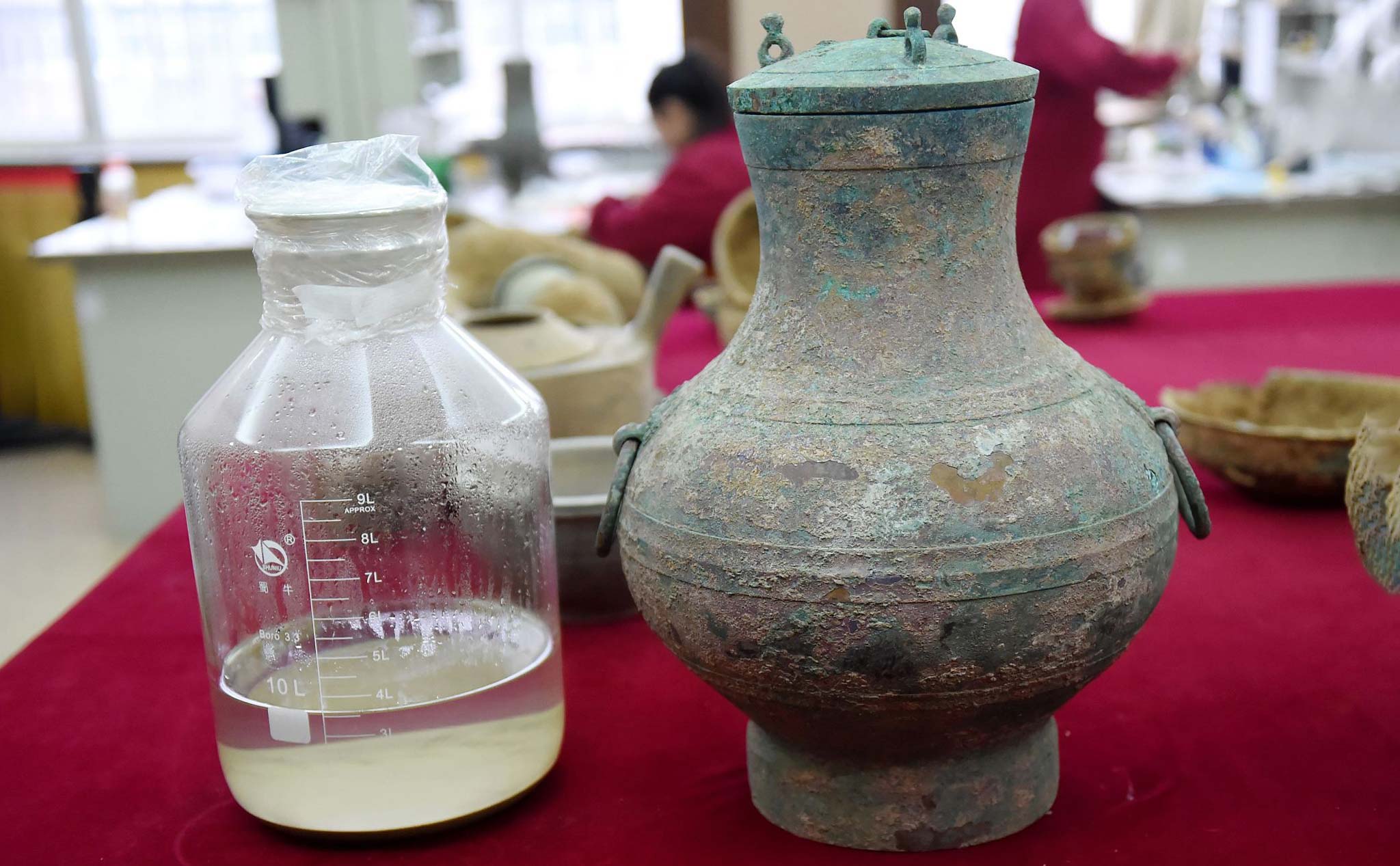 Phát hiện "bình thuốc trường sinh bất tử" trong lăng mộ niên đại 2000 năm tại Trung Quốc