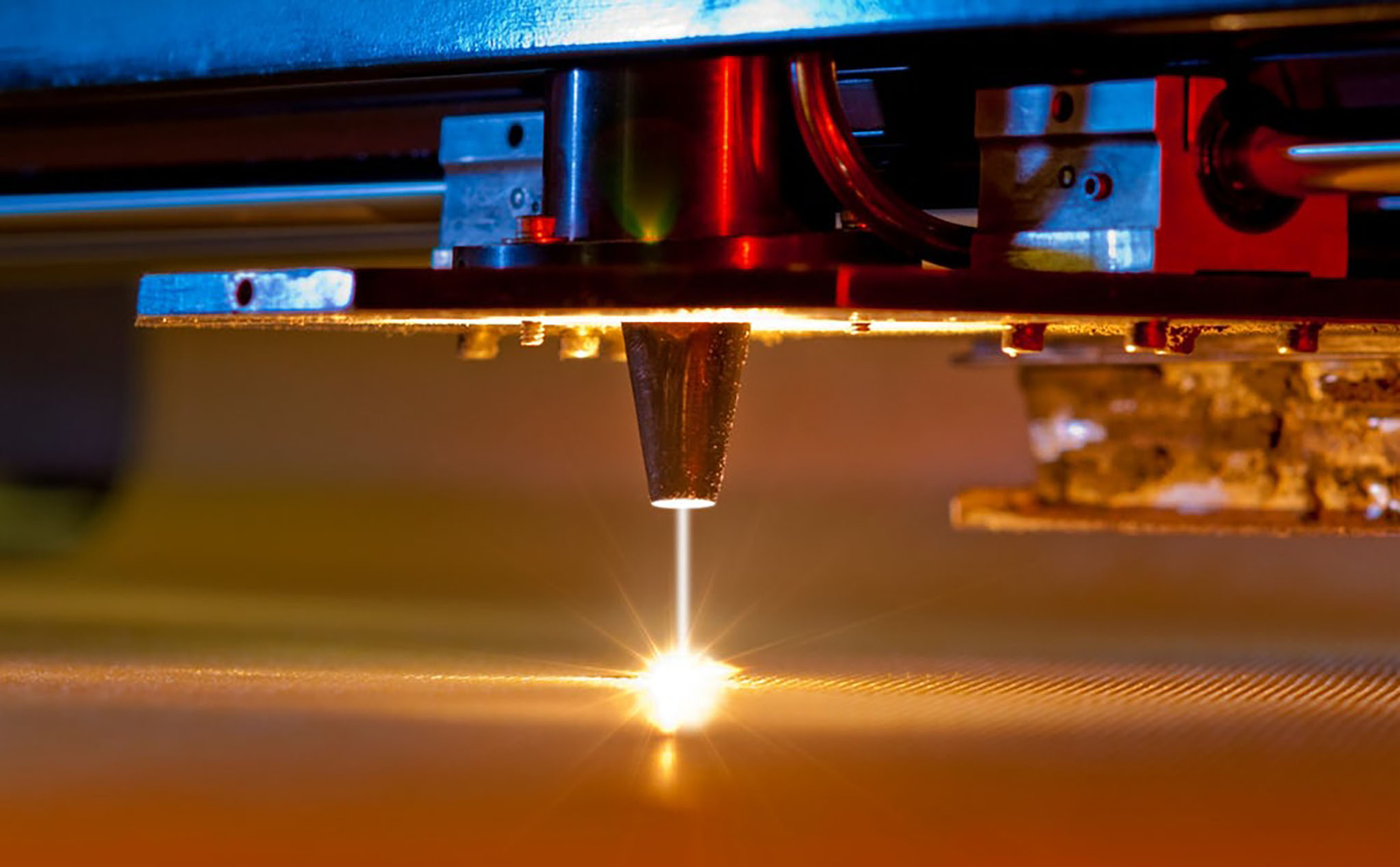 Bằng tia laser siêu nhanh, thuỷ tinh đã có thể hàn dính vào nhôm, thép hay titanium!