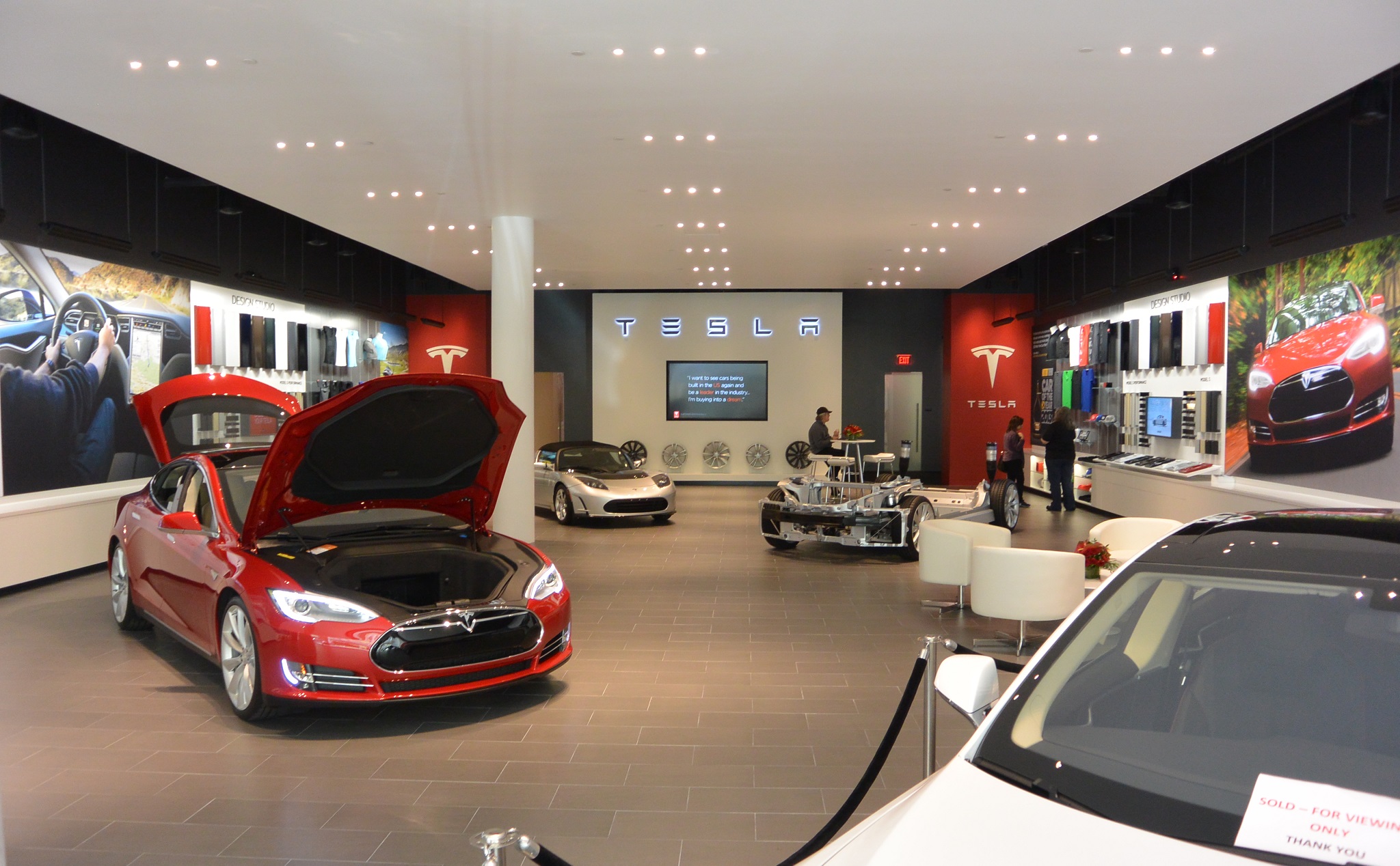 Tesla sẽ chỉ đóng cửa 1/2 số cửa hàng, tăng 3% giá tất cả mẫu xe trên toàn thế giới