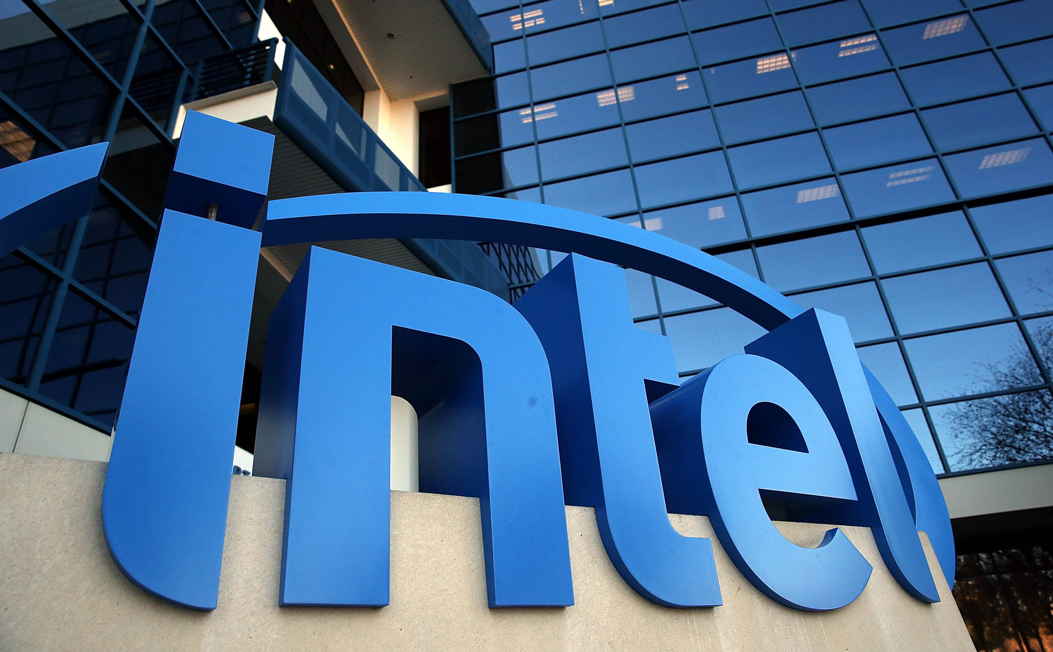 Intel chính thức lấy lại vị trí dẫn đầu mảng sản xuất chip bán dẫn từ tay Samsung