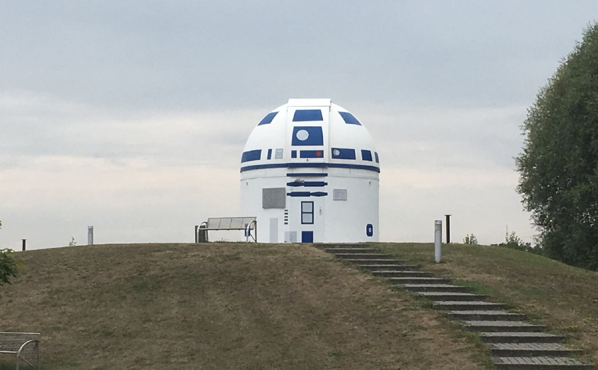Giáo sư người Đức, fan cứng của Star Wars sơn toàn bộ đài thiên văn thành robot R2-D2