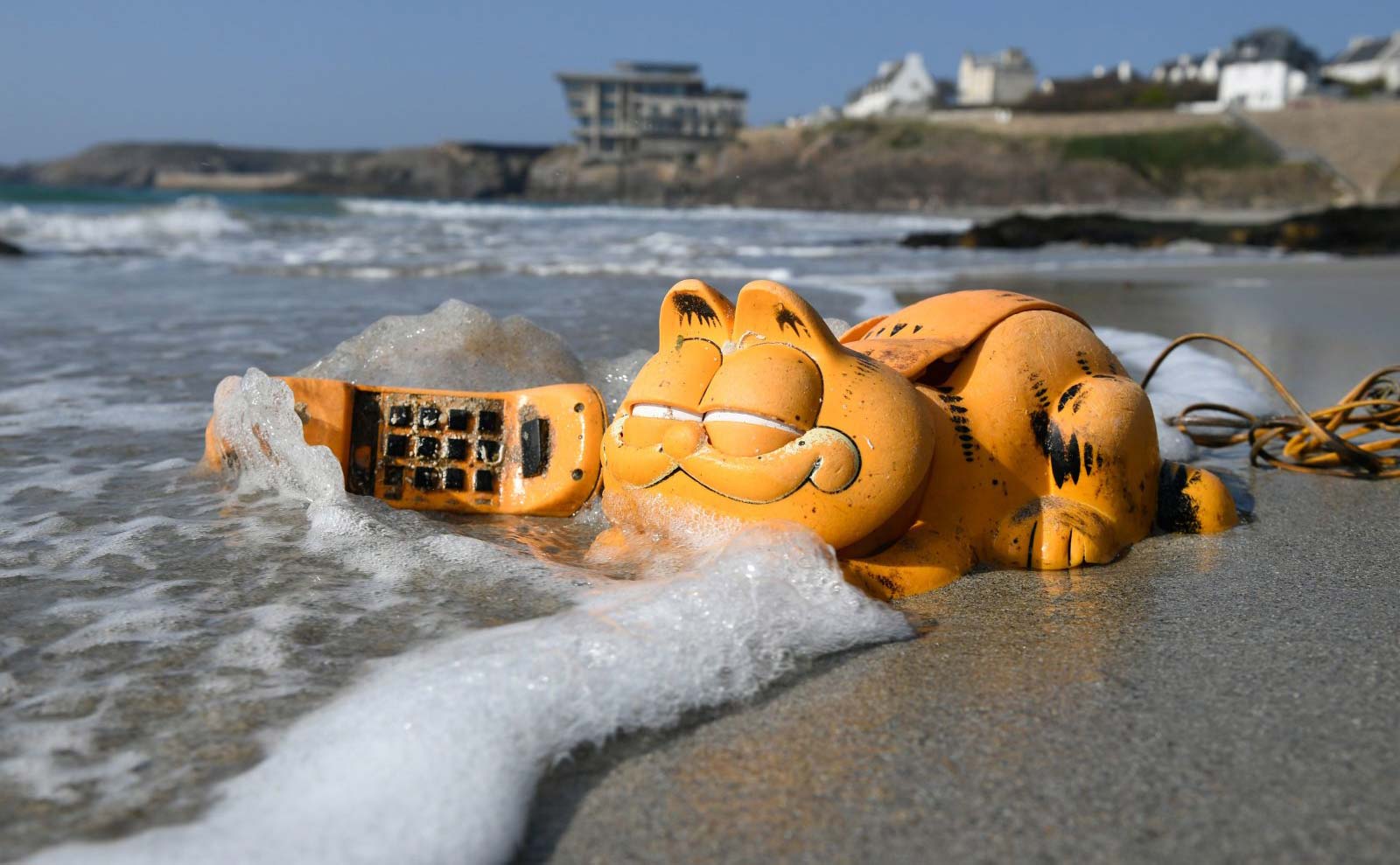 Sau 35 năm liên tục trôi dạt vào bãi biển, cuối cùng bí ẩn chiếc điện thoại Garfield đã được hé lộ