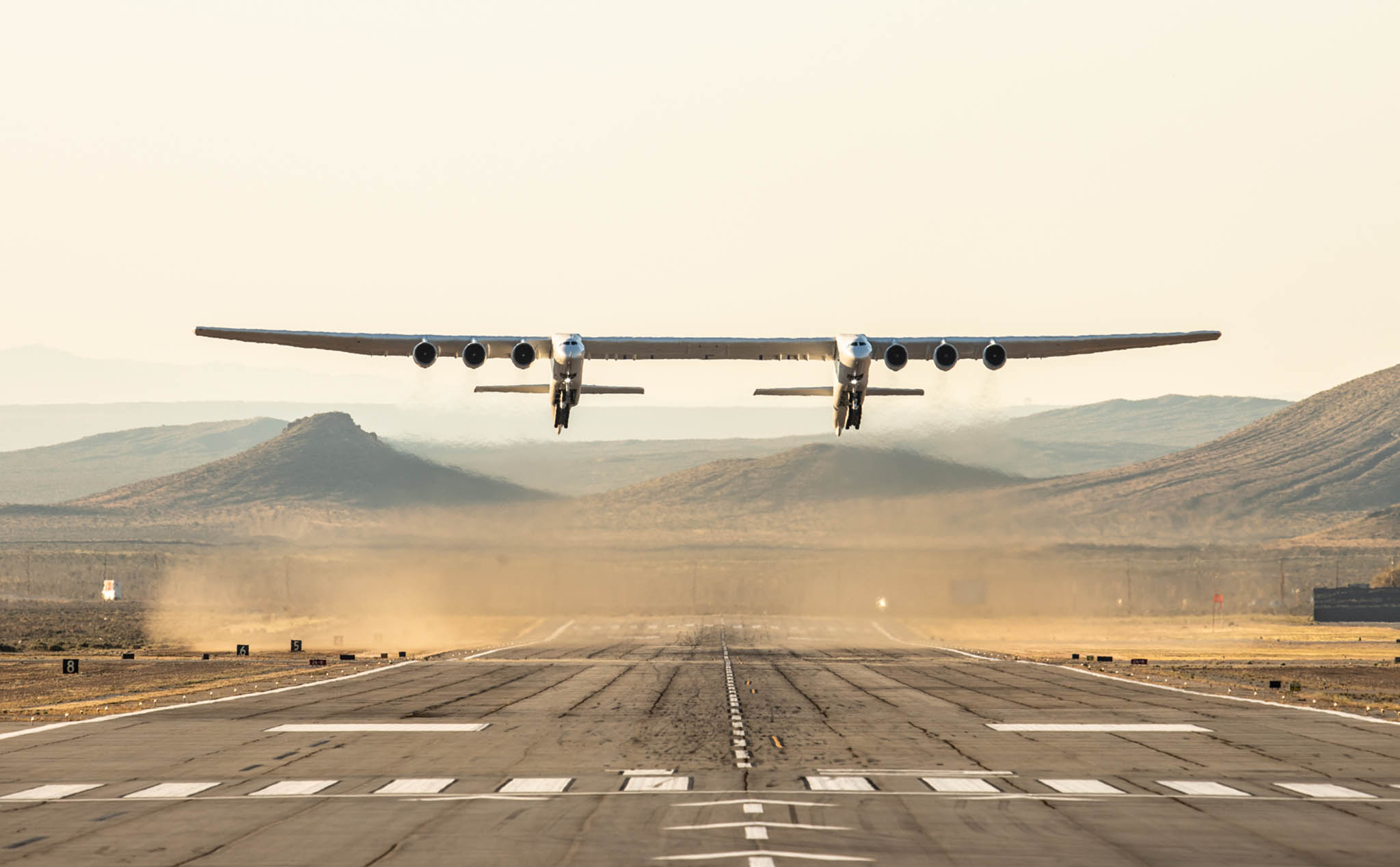 Stratolaunch - máy bay lớn nhất thế giới vừa hoàn tất chuyến bay đầu tiên tại sa mạc Mojave