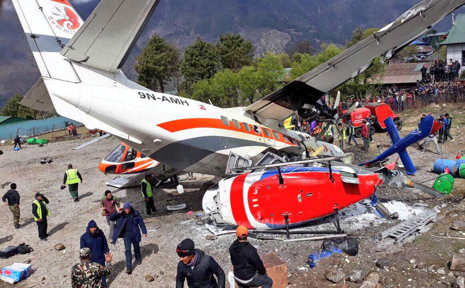 Máy bay đâm vào trực thăng trên đường băng ở Lukla, một trong những sân bay nguy hiểm nhất thế giới