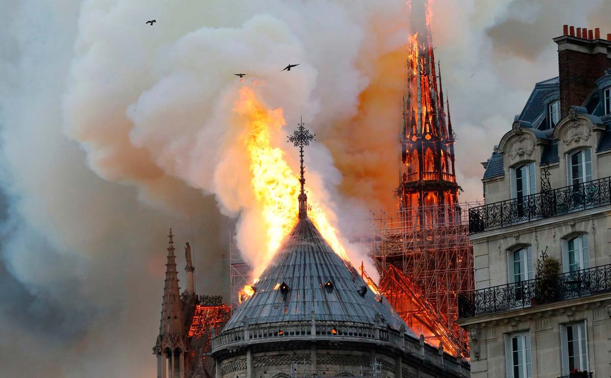 Hỏa hoạn tại Nhà thờ Đức Bà Paris, tháp chuông và mái vòm của công trình 850 năm tuổi đã đổ sập