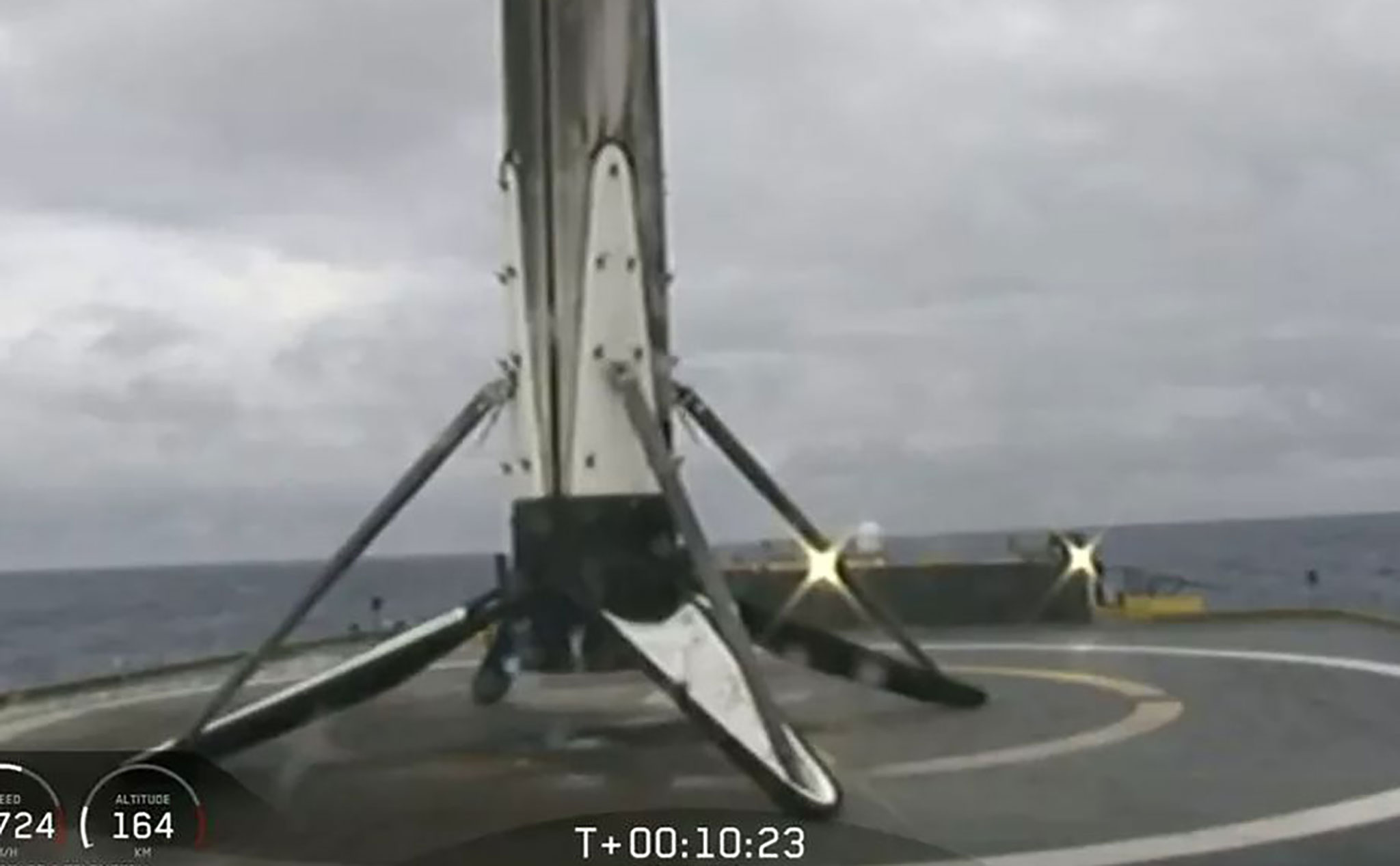 Lõi trung tâm của tên lửa Falcon Heavy rơi xuống biển vì sà lan bị chao đảo do sóng đánh