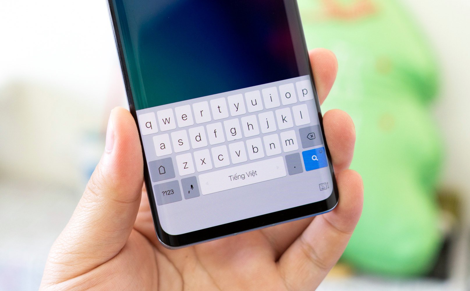 Laban Key: bàn phím tốt cho điện thoại Android viền mỏng vì có thể đội lên cao