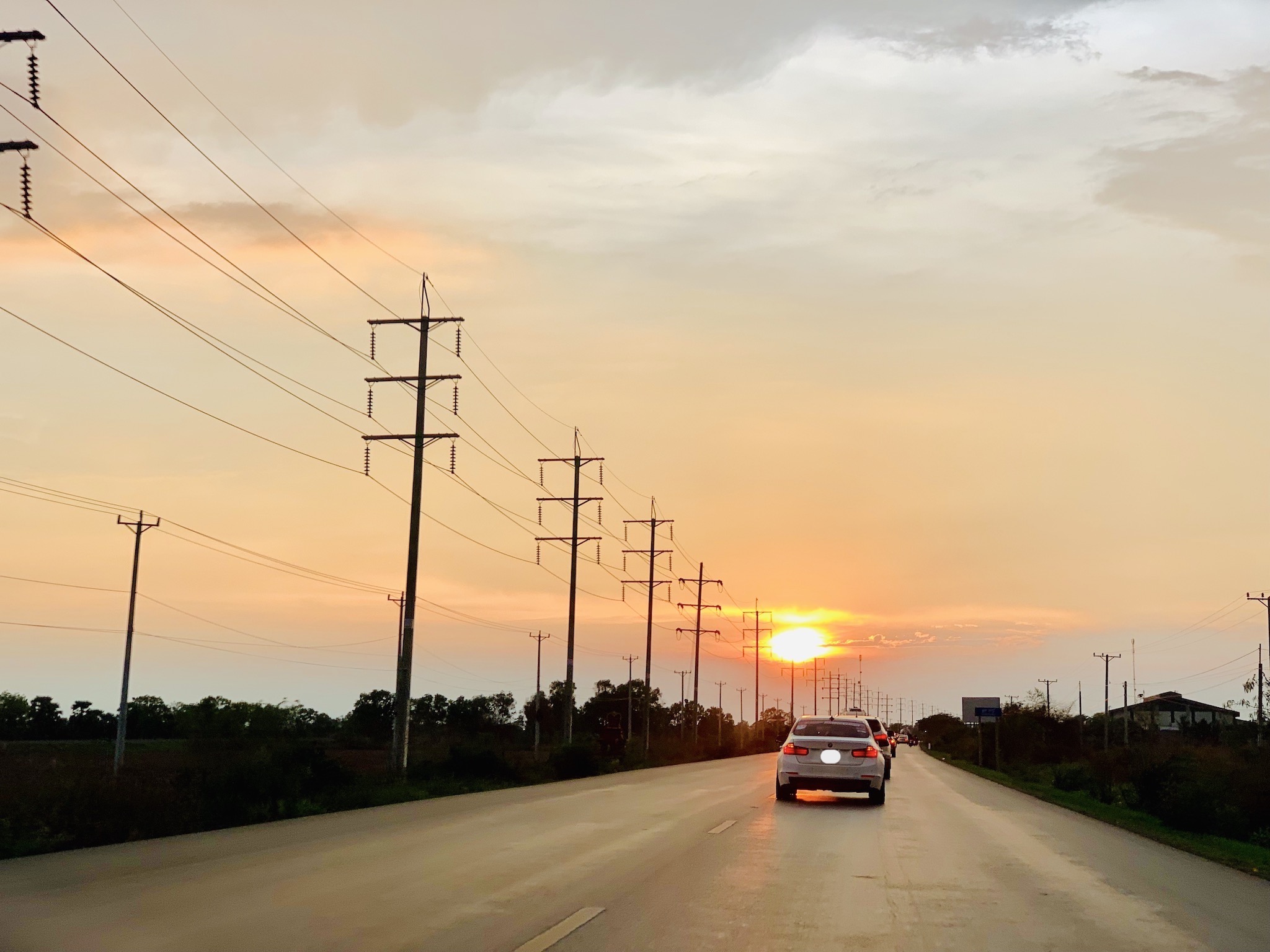 Đang tải driving to the sunset.jpg…