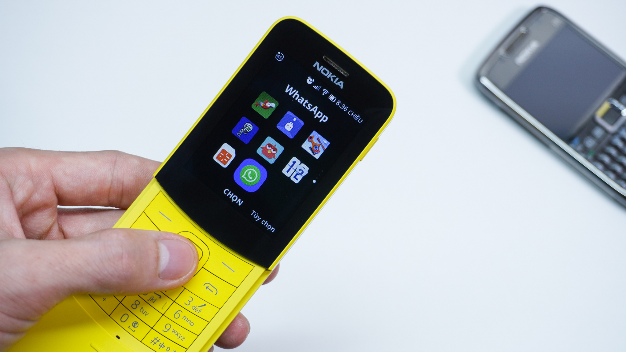 Dùng thử ứng dụng WhatsApp vừa có trên "quả chuối" Nokia 8110 4G