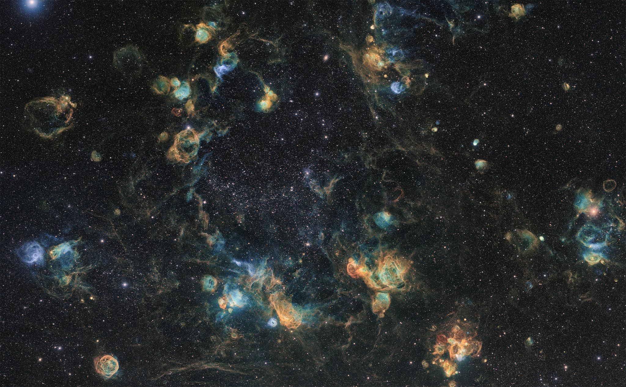 Những nhiếp ảnh gia nghiệp dư đã dành 1.060 giờ để chụp được bức ảnh thiên hà này