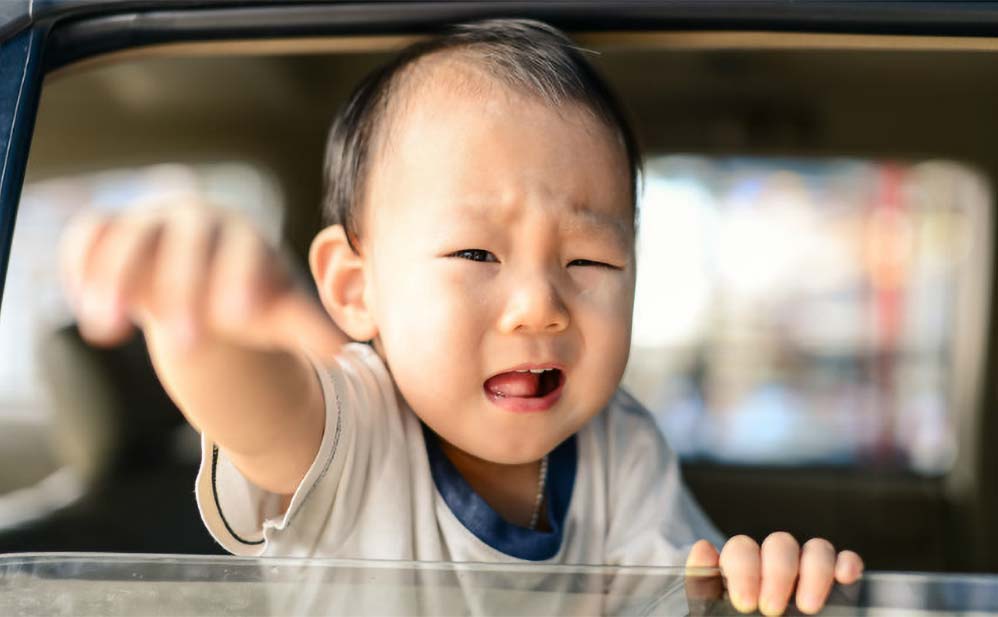 [Cảnh báo] Nguy cơ trẻ em tử vong khi bị bỏ lại trong xe hơi dưới thời tiết nắng nóng