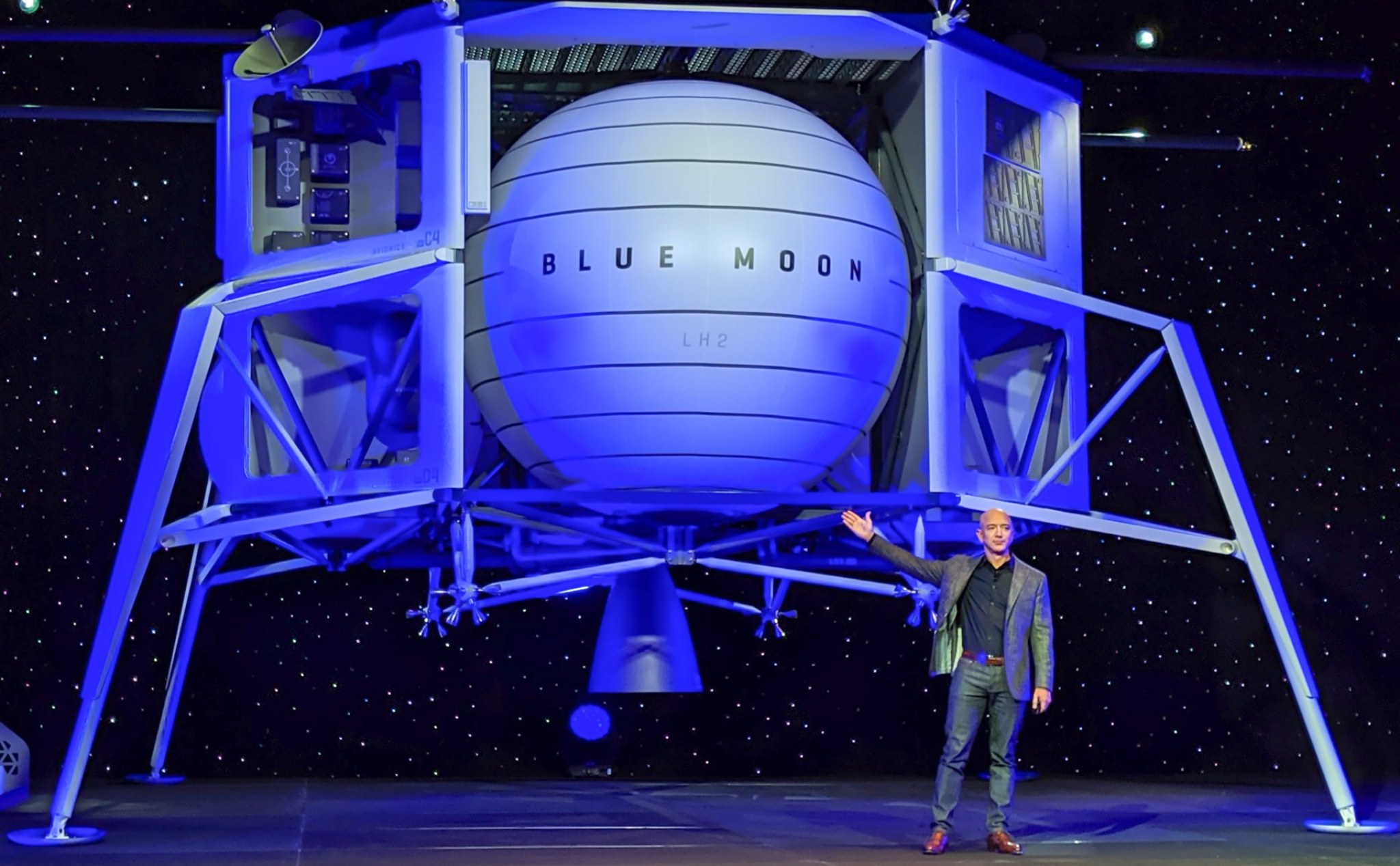 Jeff Bezos giới thiệu tàu vũ trụ Blue Moon giúp loài người có thể ở lâu dài trên Mặt trăng