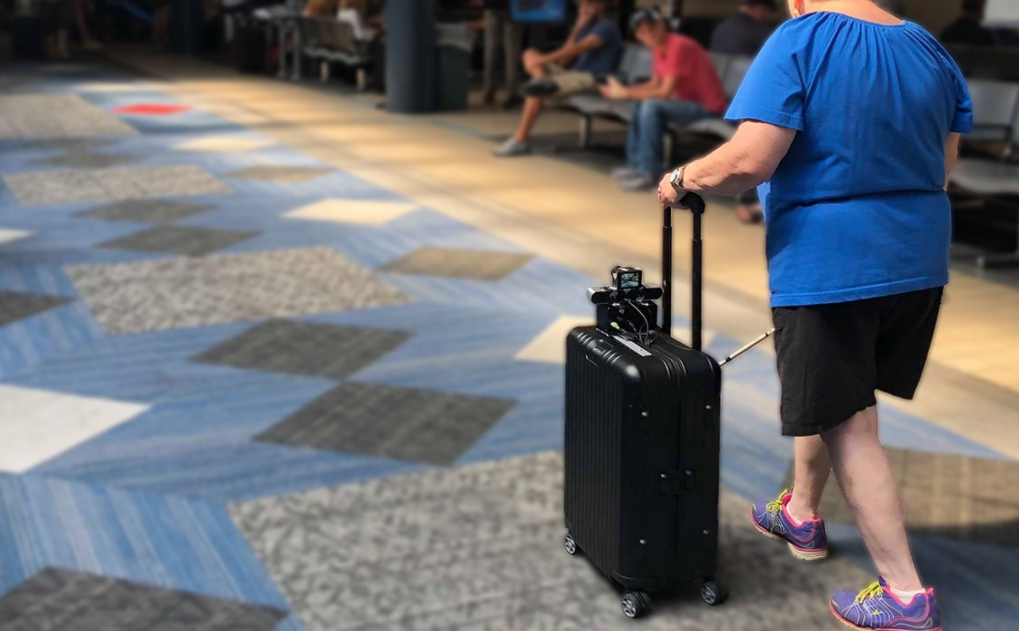 Vali thông minh giúp người khiếm thị di chuyển dễ dàng trong sân bay