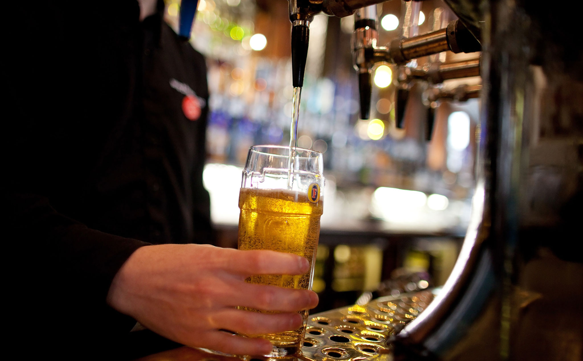 [Nghiên cứu] Dân Anh nghiện bia rượu hàng đầu thế giới
