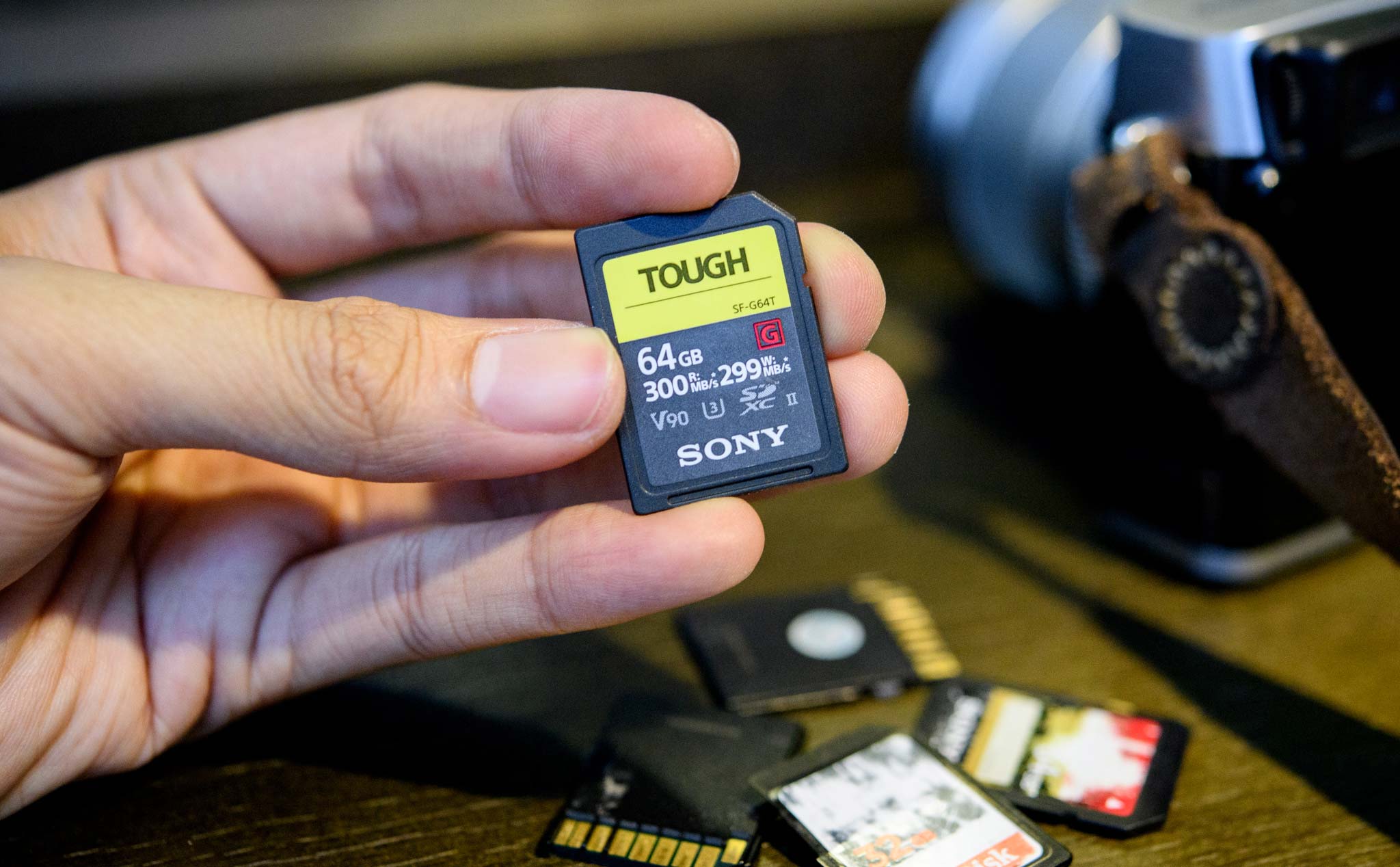 Trên tay thẻ nhớ SD Sony Tough siêu bền, rất khó để hư, tốc độ nhanh, giá cao