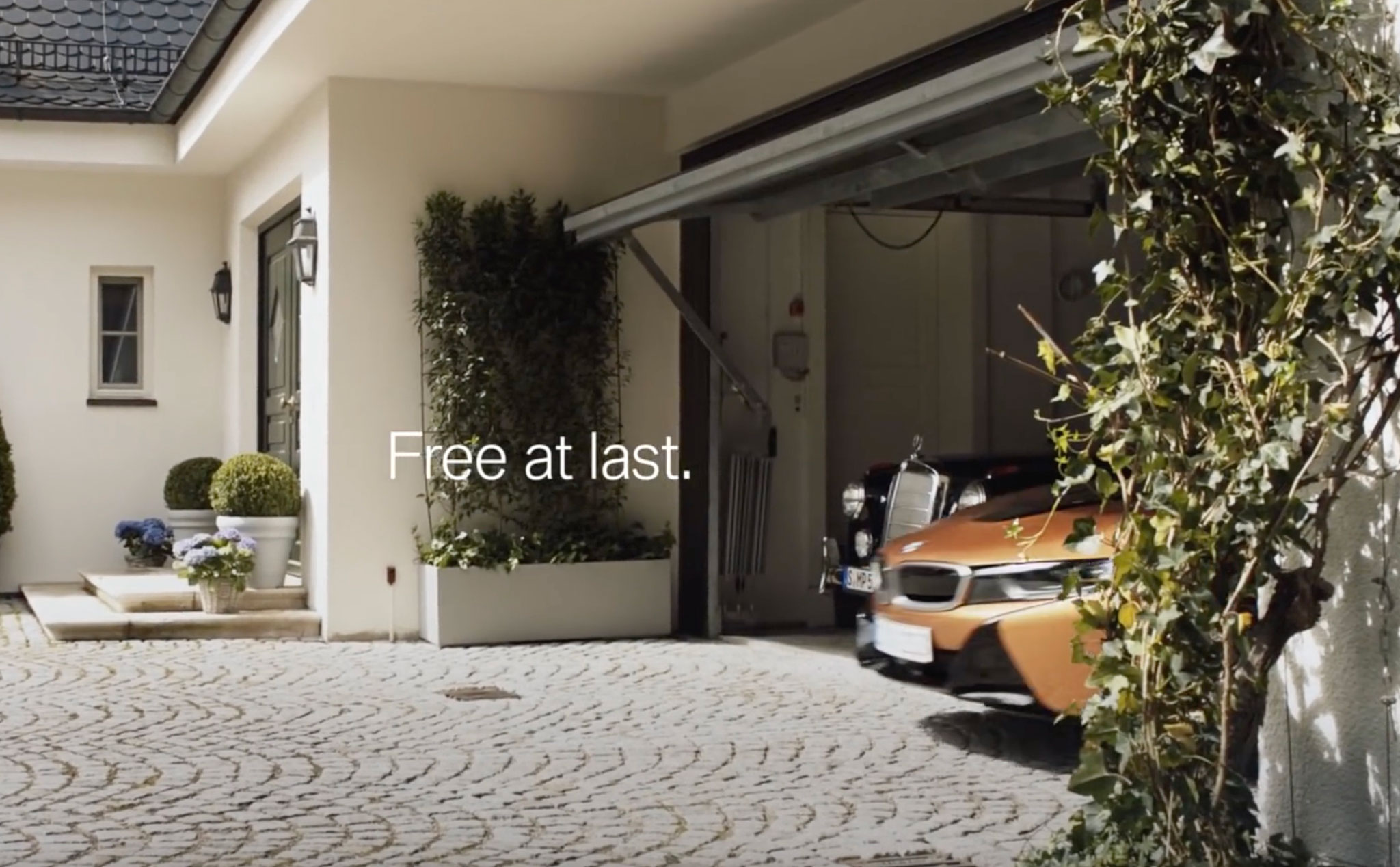 CEO Mercedes-Benz vừa về hưu đã lái BMW i8 mui trần trong clip quảng cáo mới của BMW