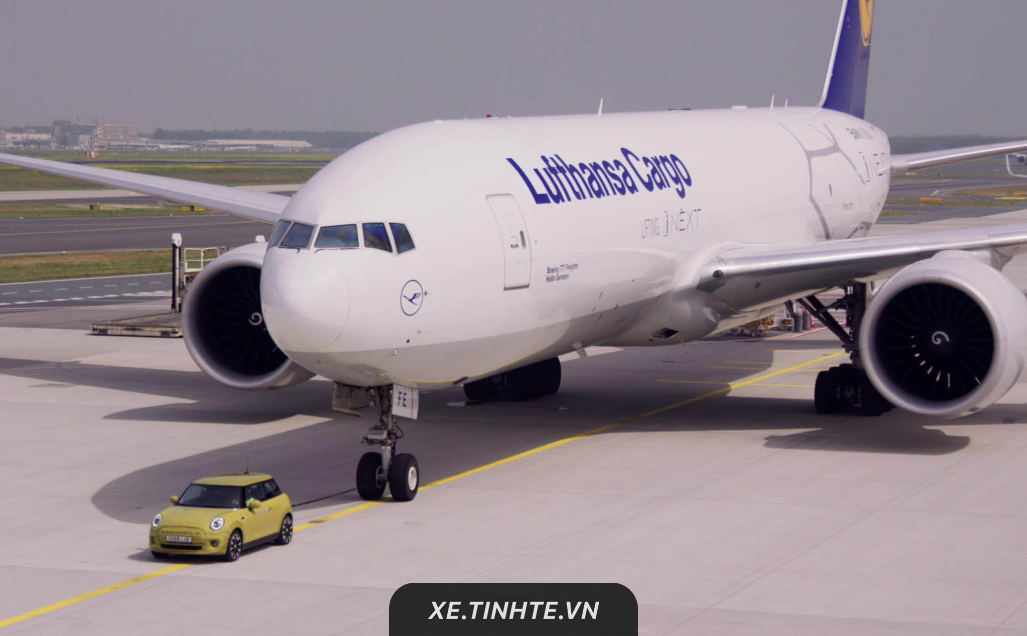 [Video] Xe điện MINI Cooper S E một mình cân cả máy bay Boeing 777F