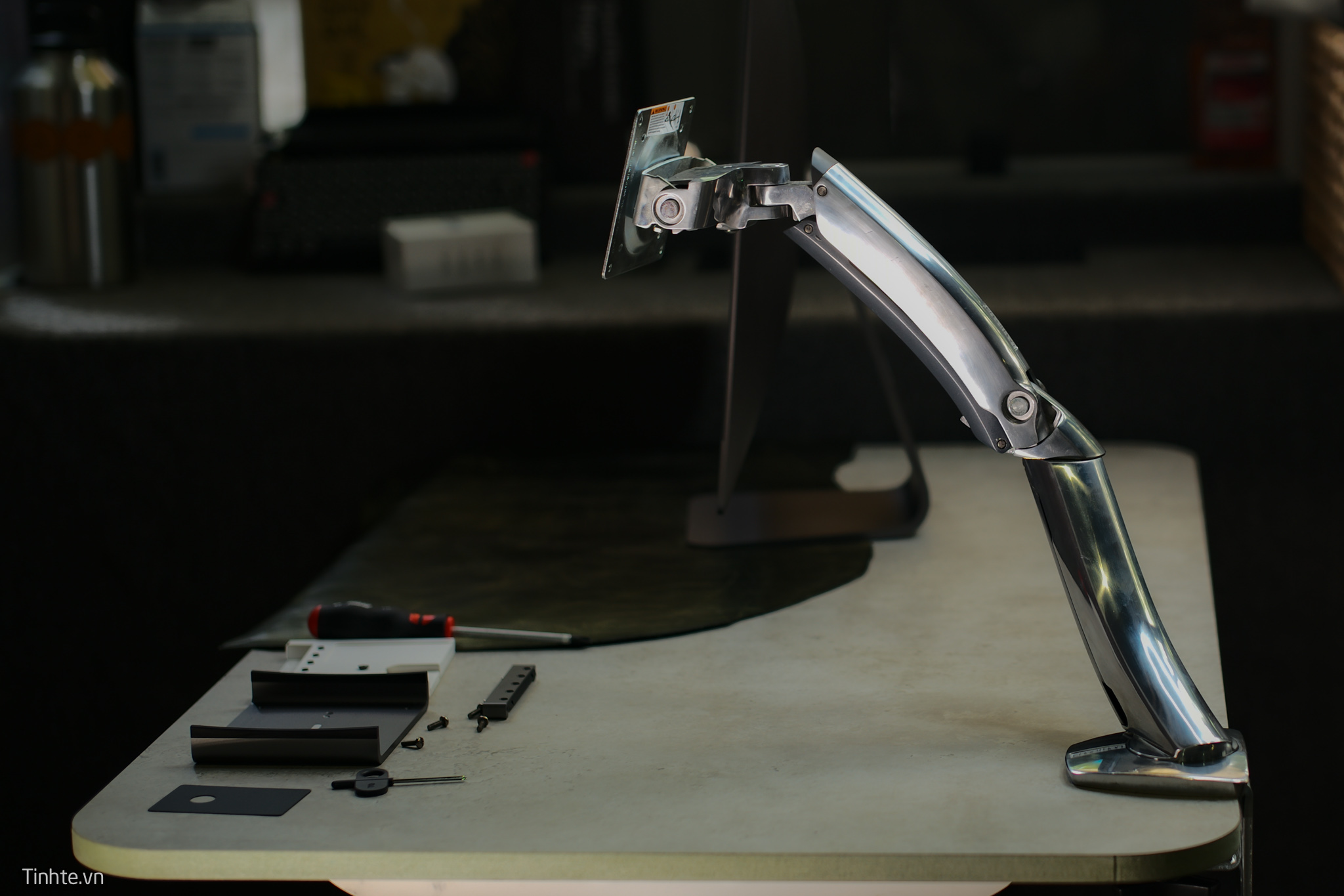Ergotron Mx Desktop Arm: Tay đỡ màn hình 185usd nhiều góc hơn chân Apple