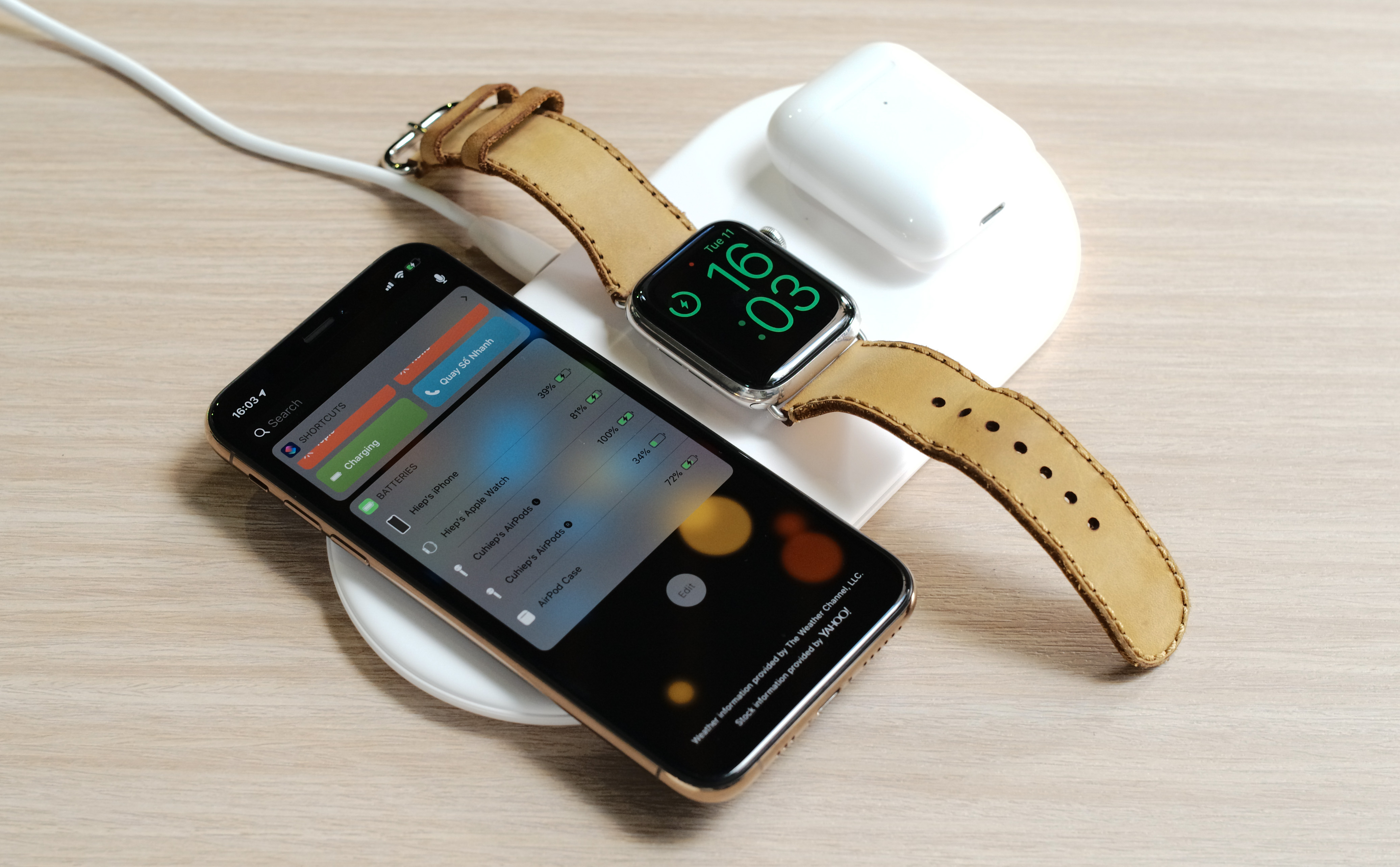 Trên tay bàn sạc không dây 3 máy iPhone, Airpods và Apple Watch của Baseus