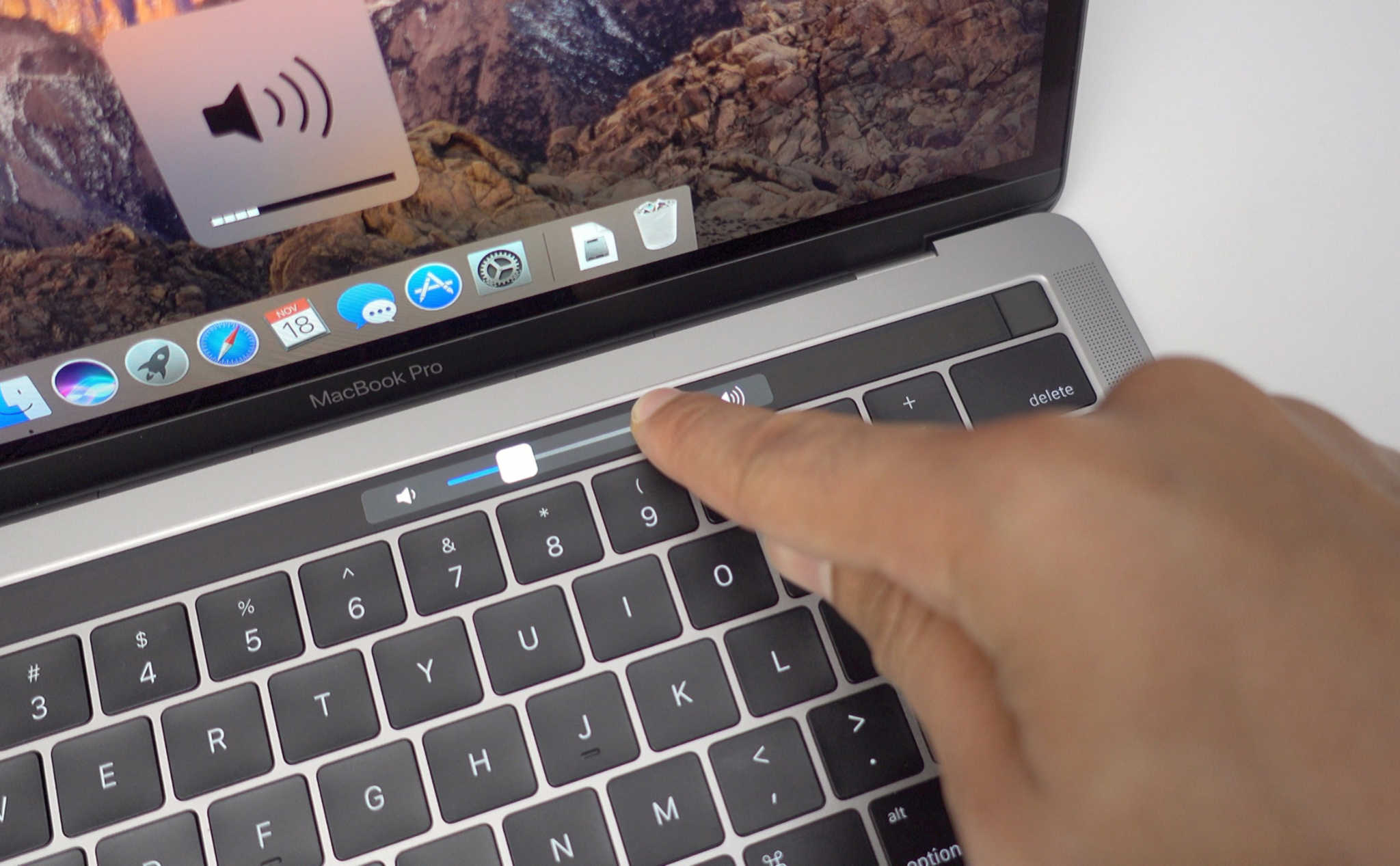Màn hình MacBook Pro tự dưng tối om khi mới khởi động? Khoan đi sửa, khả năng do Touch Bar!