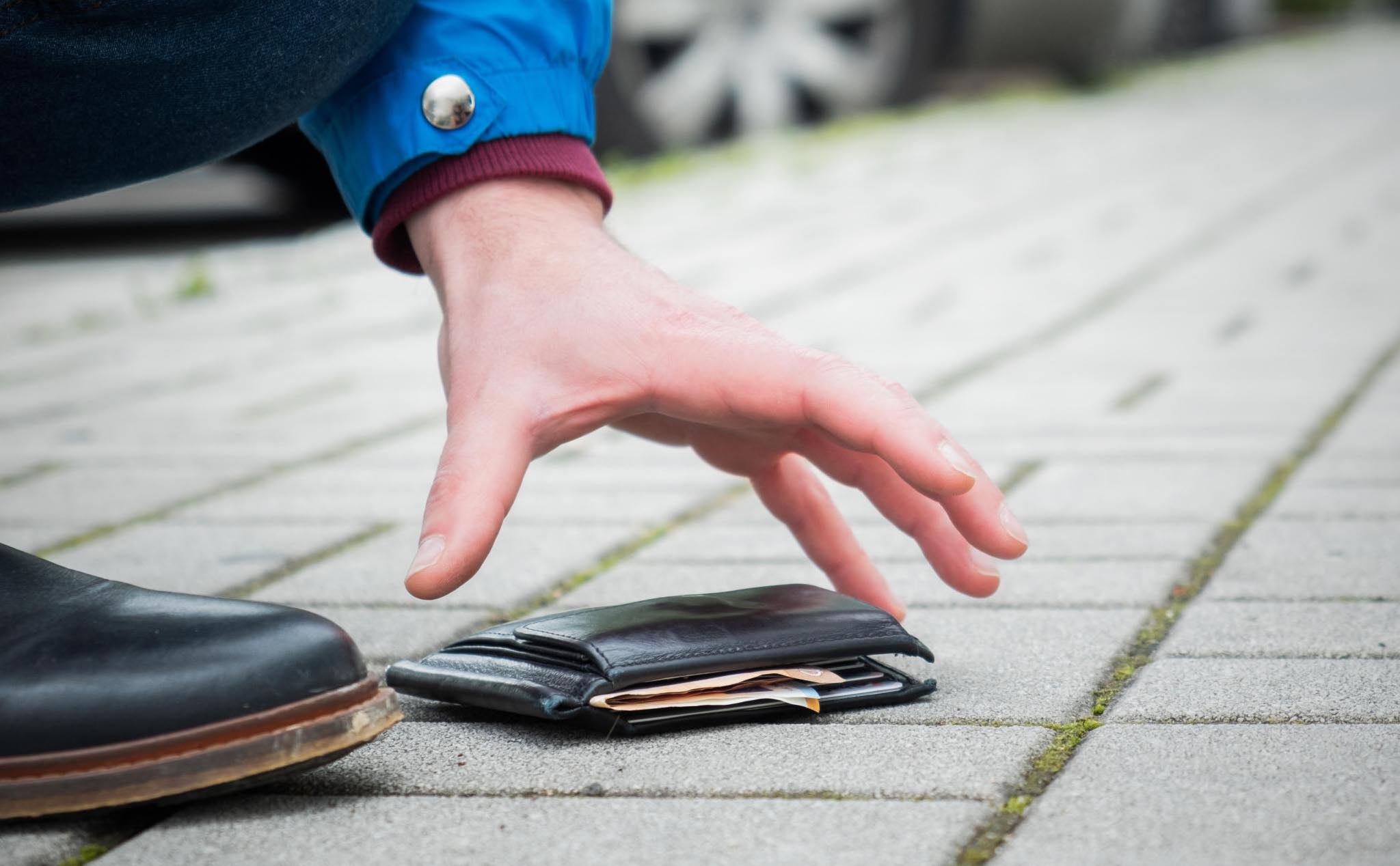 Nghiên cứu: Anh em làm rơi ví càng nhiều tiền, khả năng được trả lại càng cao