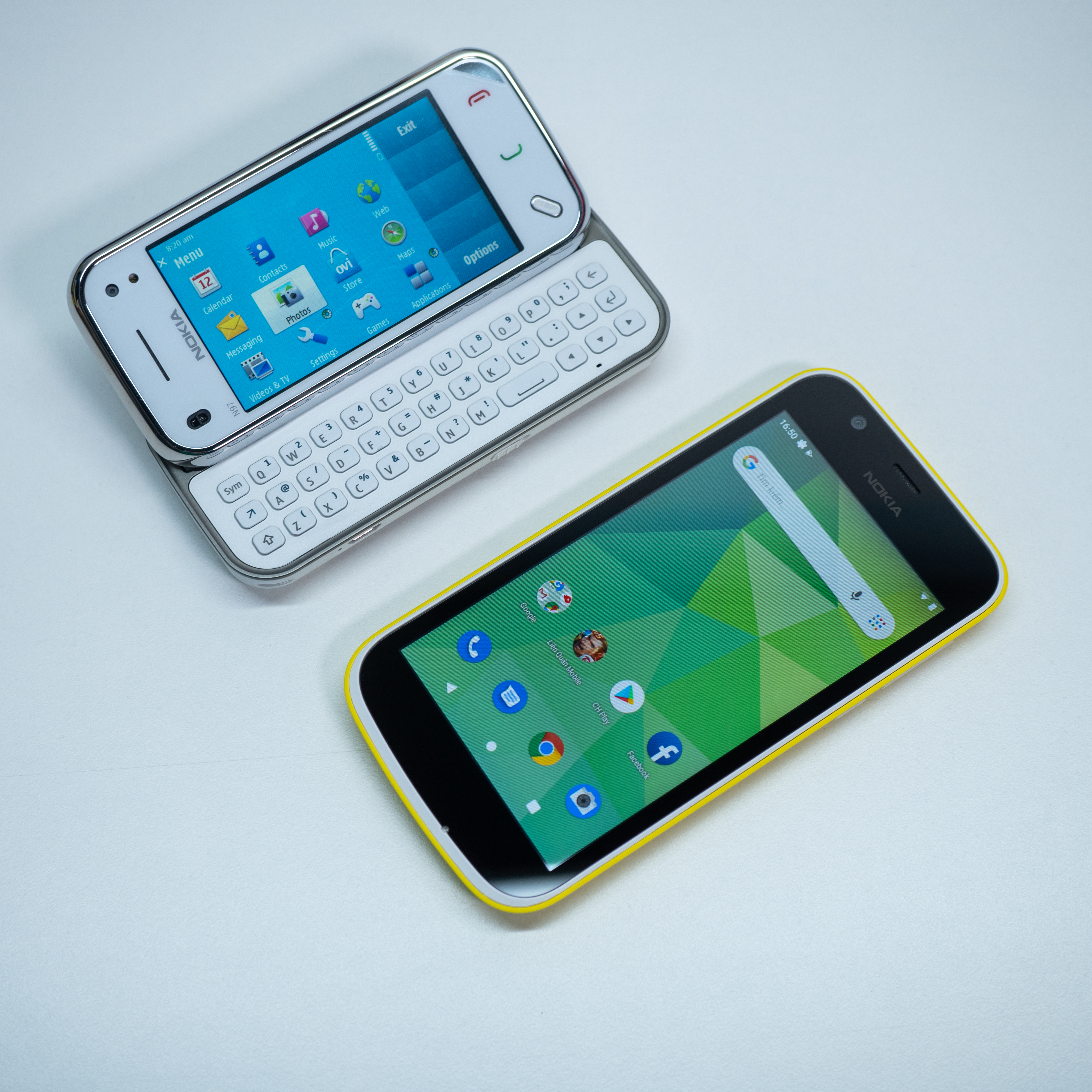 Vẻ đẹp cổ điển và hiện đại Nokia N97 mini và Nokia 1
