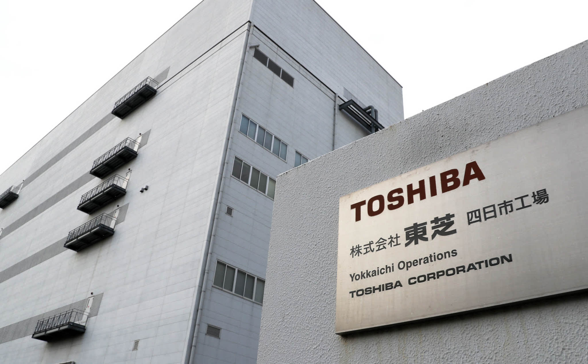 Nhà máy của Toshiba và WD bị mất điện 13 phút: Thế giới mất 12 triệu terabyte bộ nhớ flash NAND