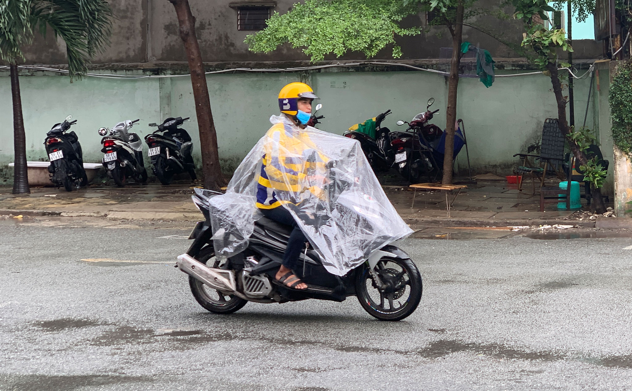 Đi xe máy mùa mưa, những điều cần lưu ý để an toàn