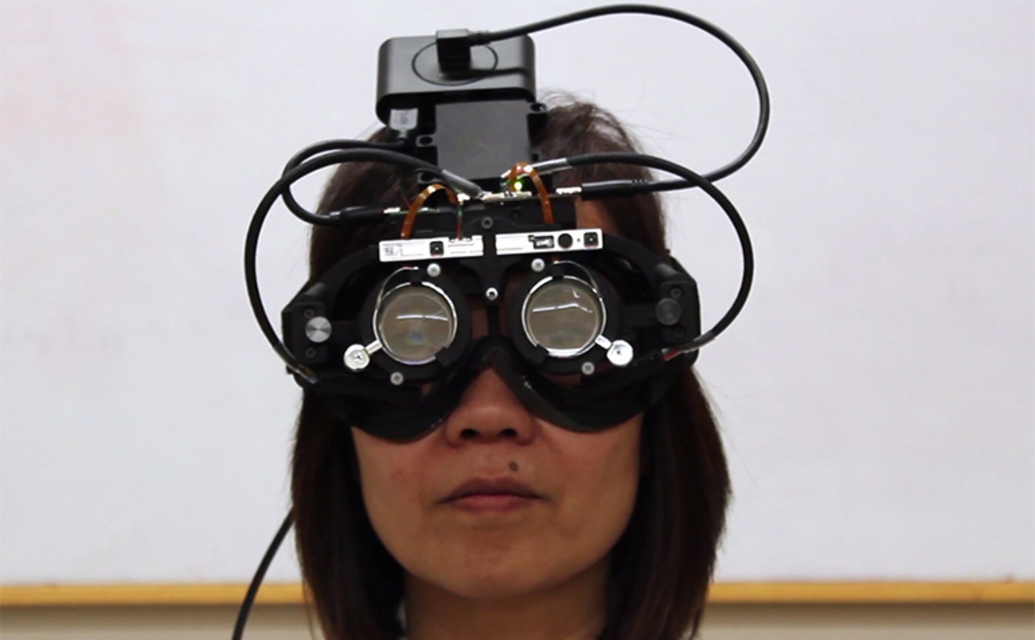Đại học Standford đang thử nghiệm kính tự chỉnh tiêu cự theo hướng di chuyển của mắt