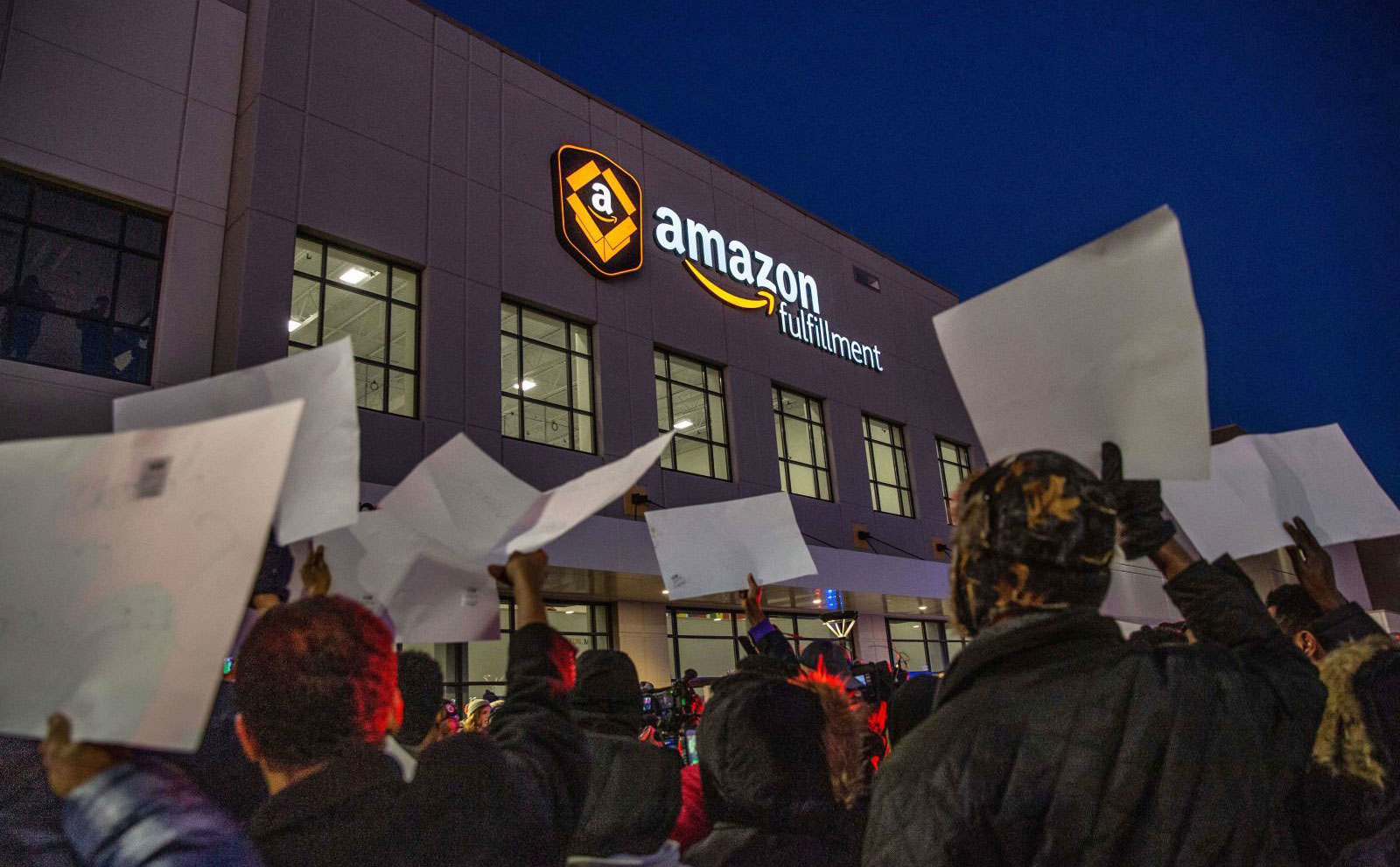 Nhân viên Amazon đình công do làm việc quá sức trong những ngày giảm giá Prime Day