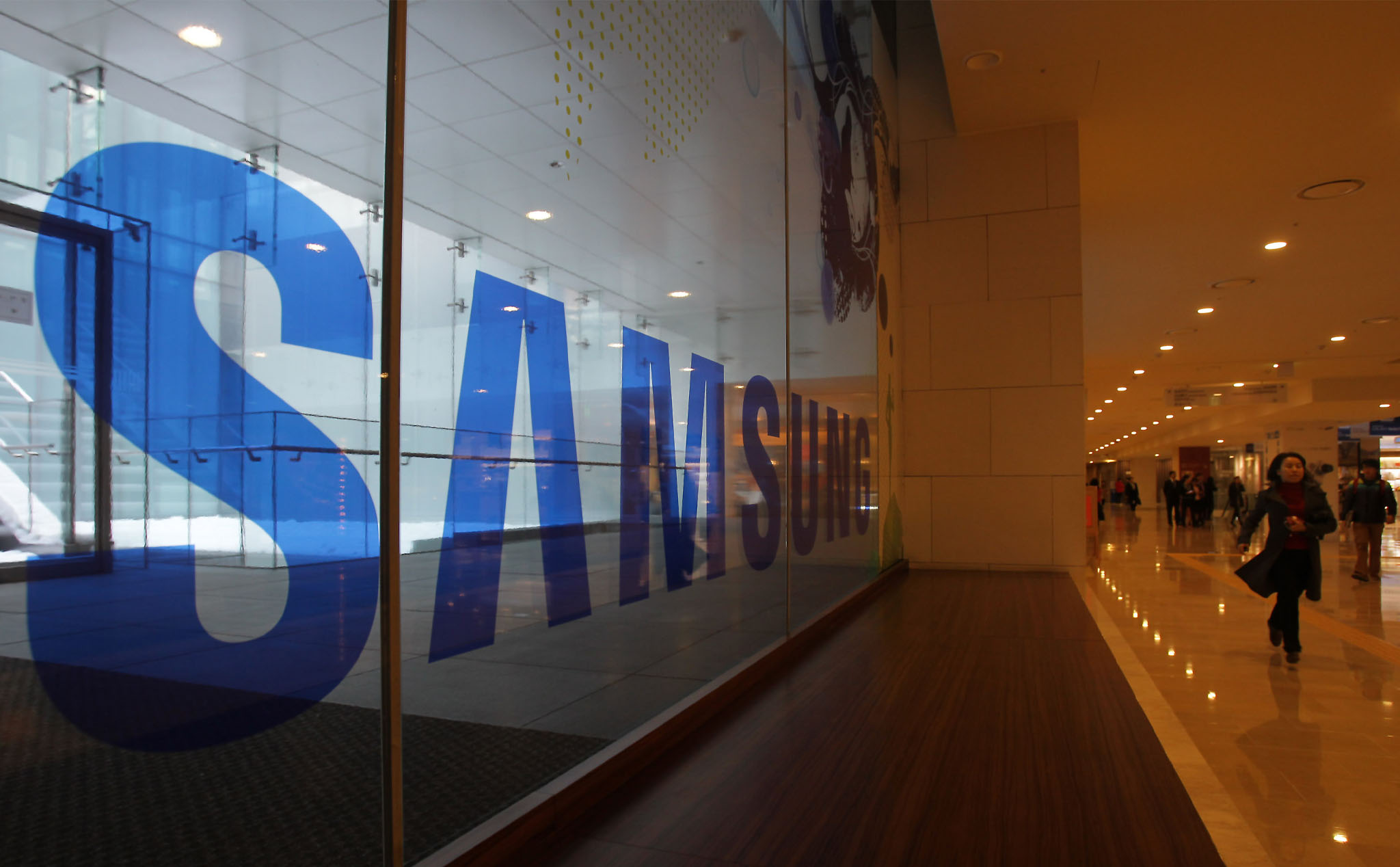 Tại sao Nhật và Hàn nổ ra chiến tranh thương mại? Nó ảnh hưởng sao tới Samsung?