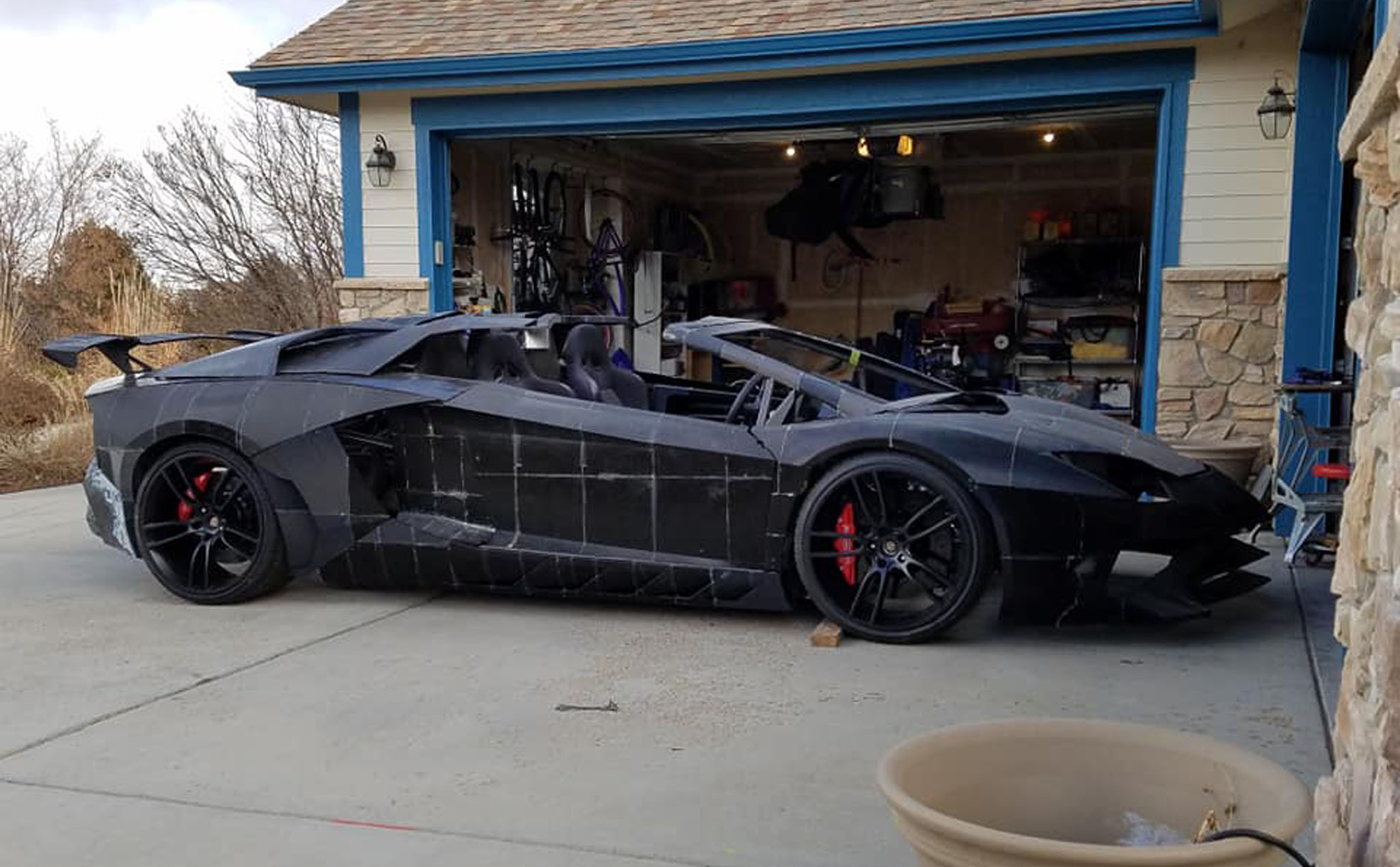 Một ông bố dùng máy in 3D làm cho con trai nguyên một chiếc Aventador lái được