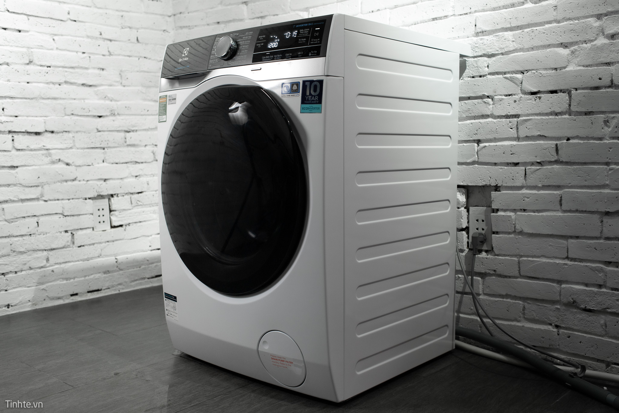 Trên tay máy giặt Electrolux UltimateCare 900