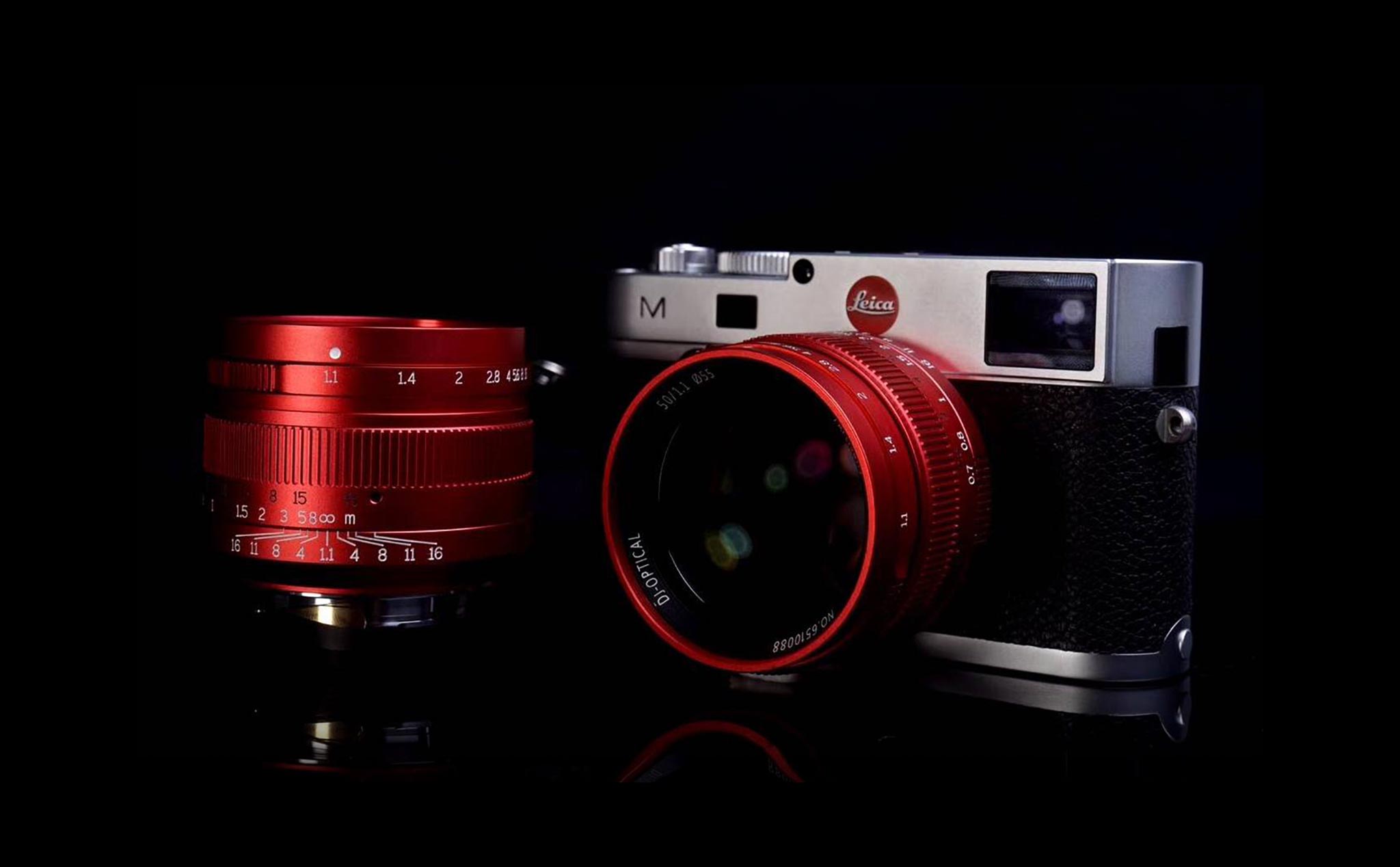 Đây là ống kính 7Artisans 50mm f/1.1 phiên bản đỏ đặc biệt “Red Dragon” dành cho Leica M-mount