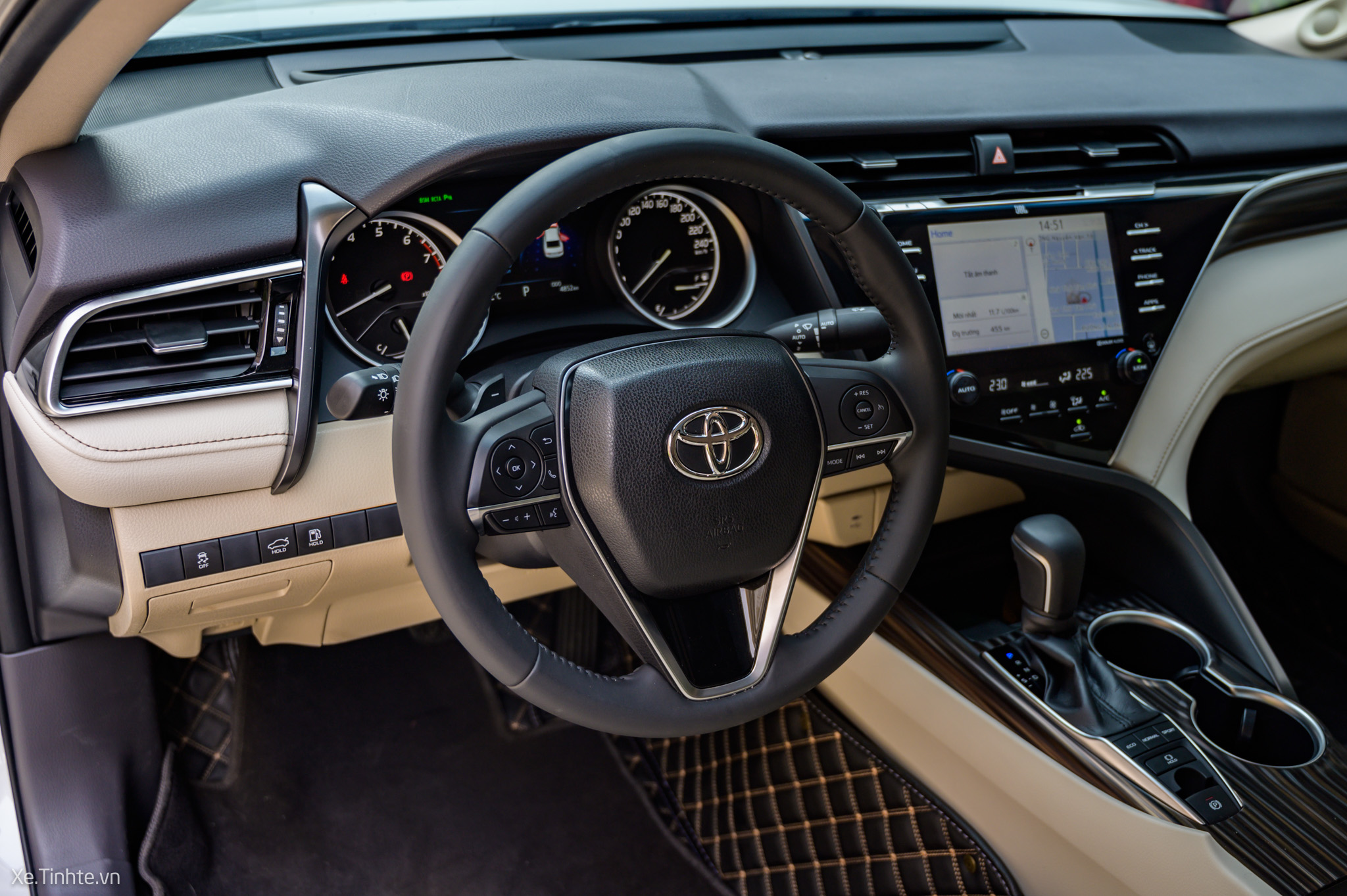 Đang tải Tinhte-Toyota-Camry-2.5Q-2019-53.jpg…