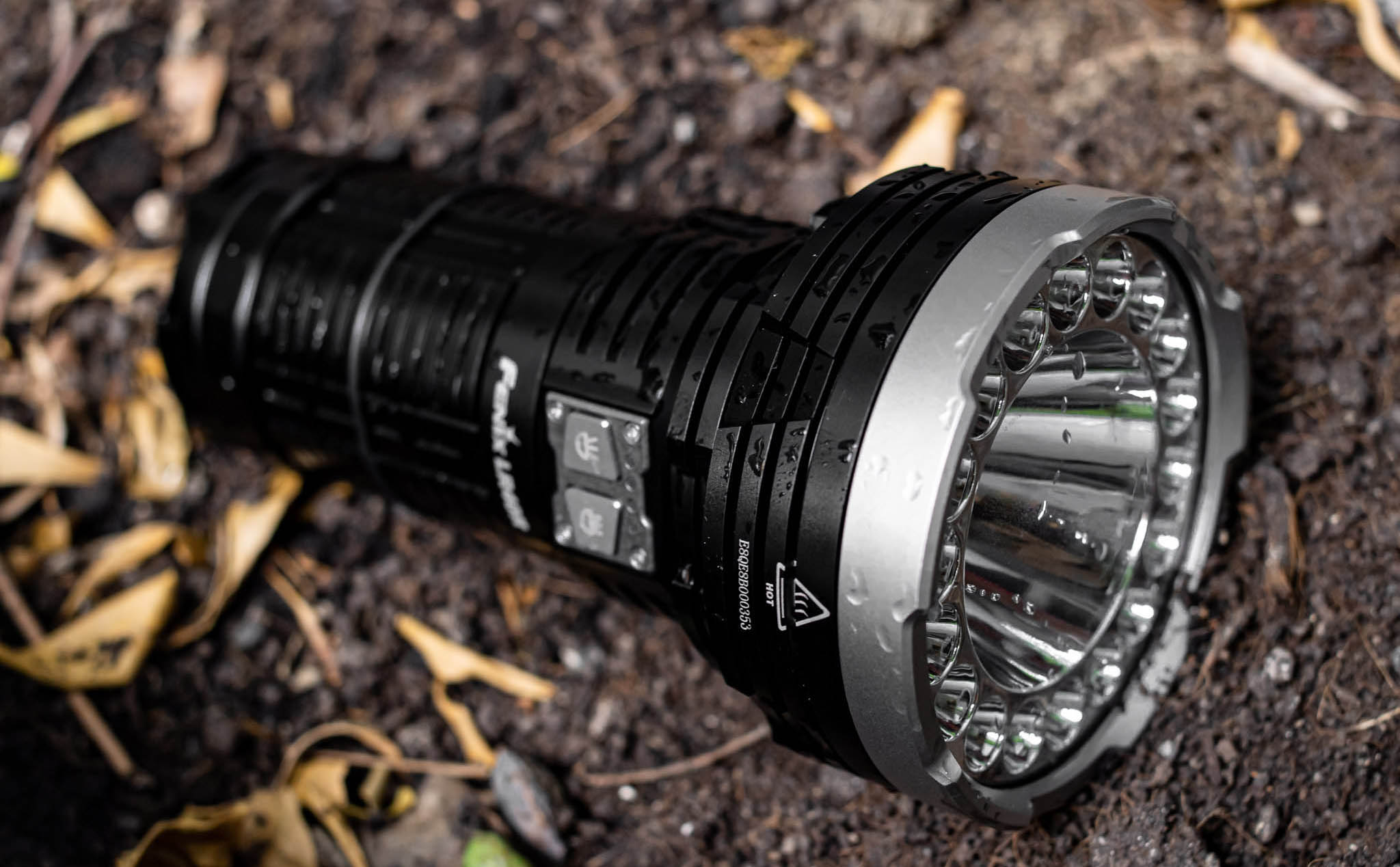 Trên tay đèn pin Fenix LR40R - chuyên dụng cho hoạt động ngoài trời, độ sáng đến 12000 lumen