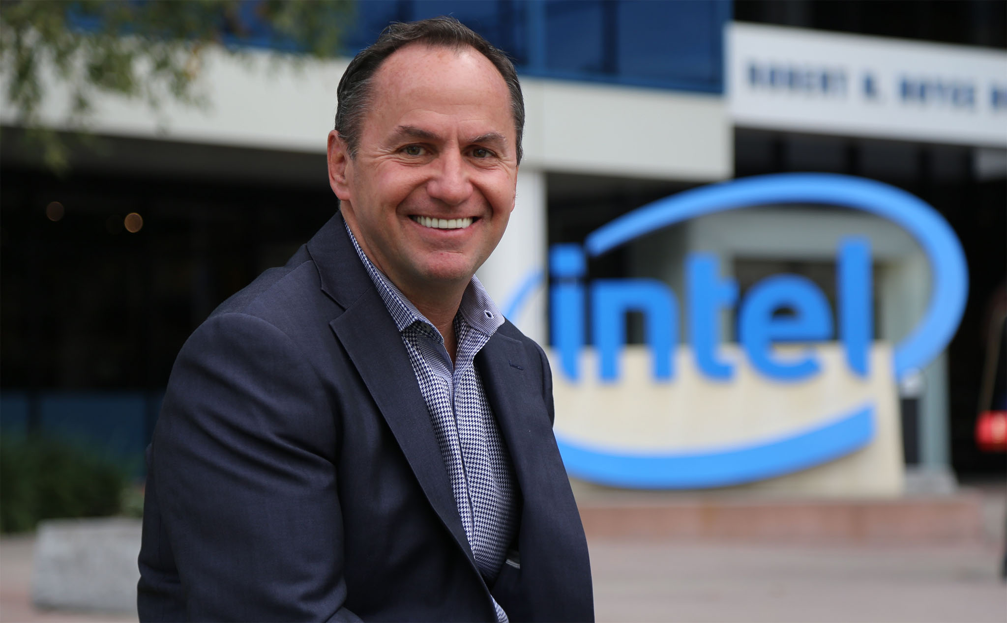 Giám đốc điều hành Intel giải thích vì sao bán mảng modem di động cho Apple