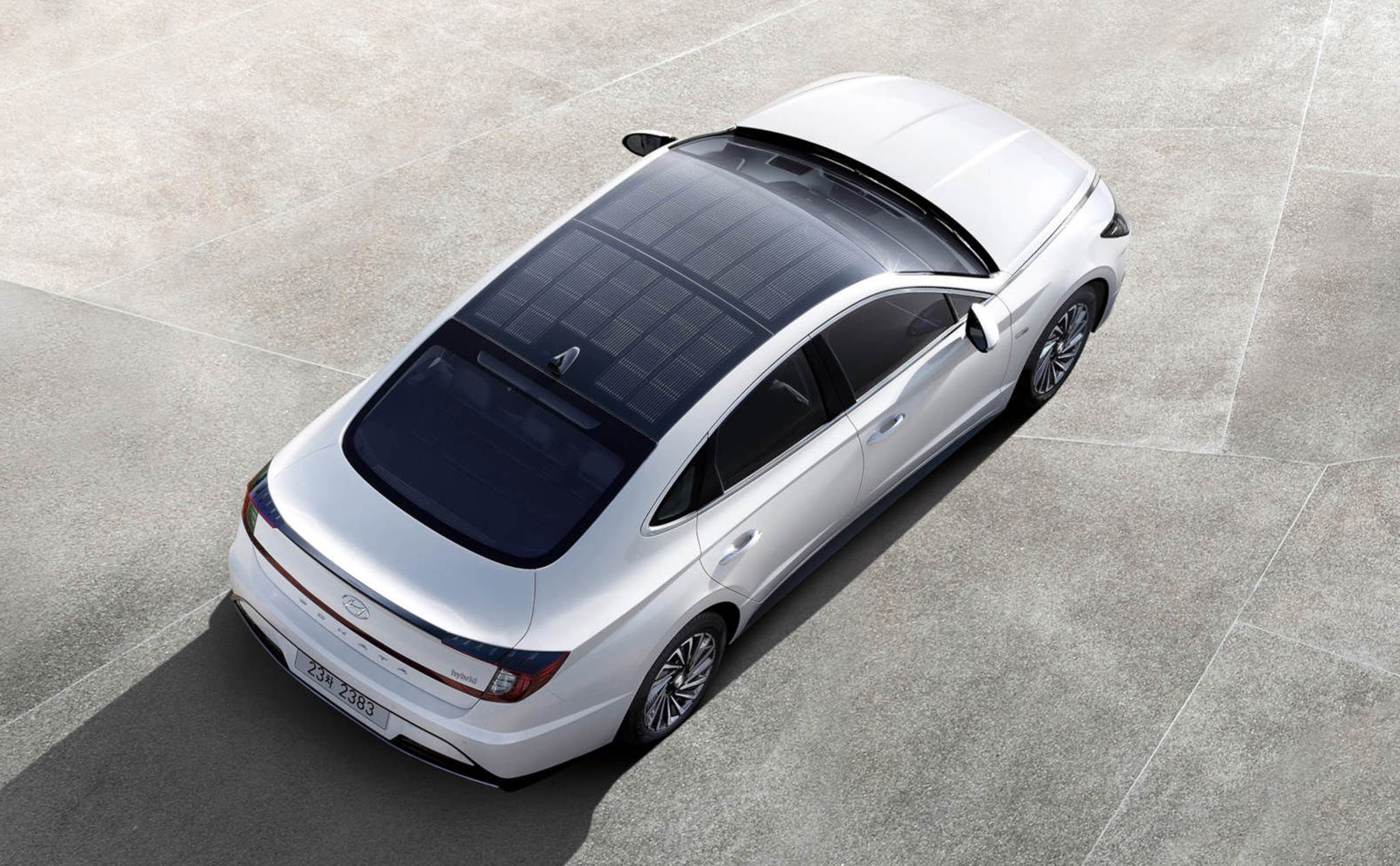 Hyundai lắp tấm pin năng lượng mặt trời lên mui xe Sonata Hybrid để cắt giảm khí thải