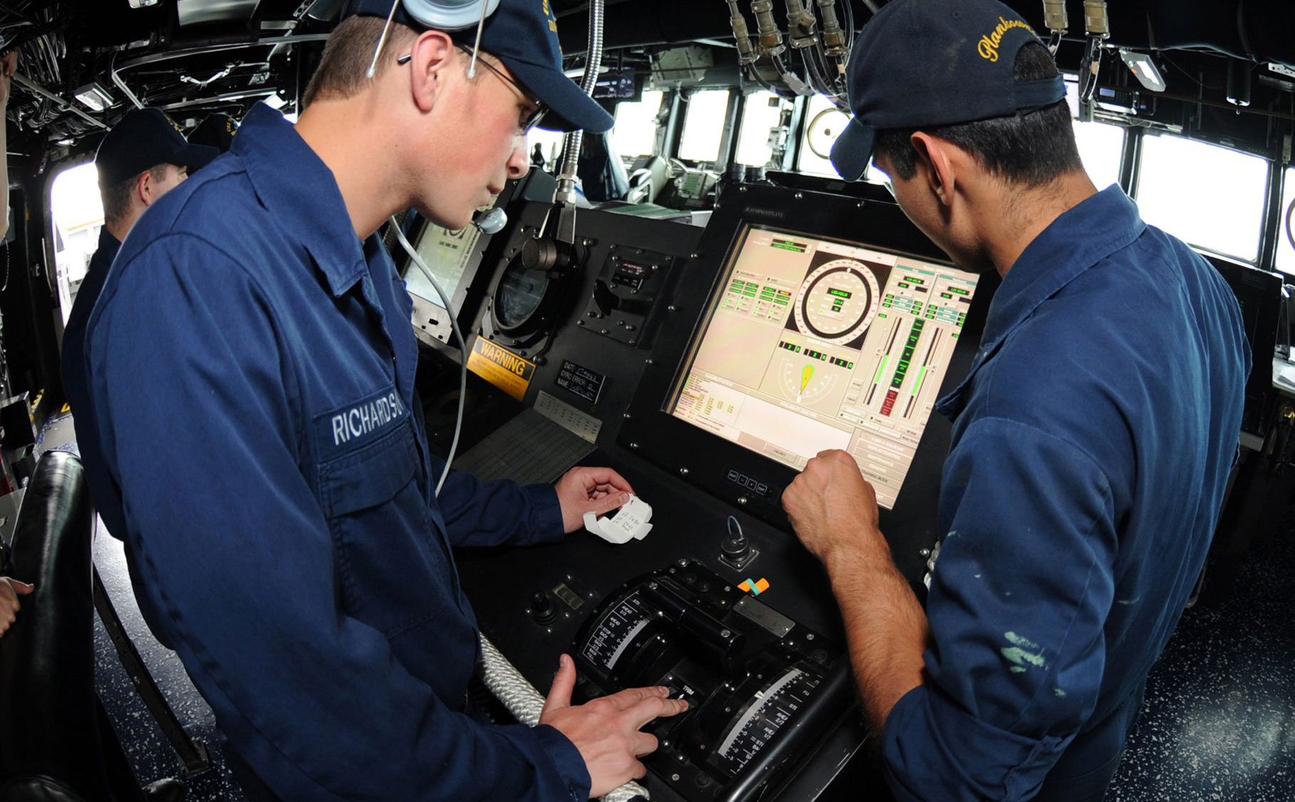 Hải quân Mỹ bỏ màn hình cảm ứng, quay về cơ khí để điều khiển tàu chiến