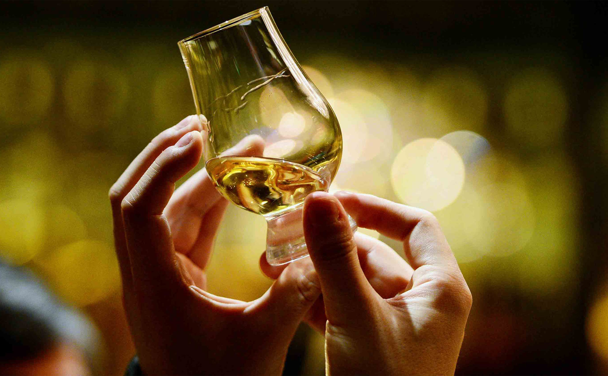 "Lưỡi nhân tạo" dùng AI giúp phân biệt được rượu whisky giả