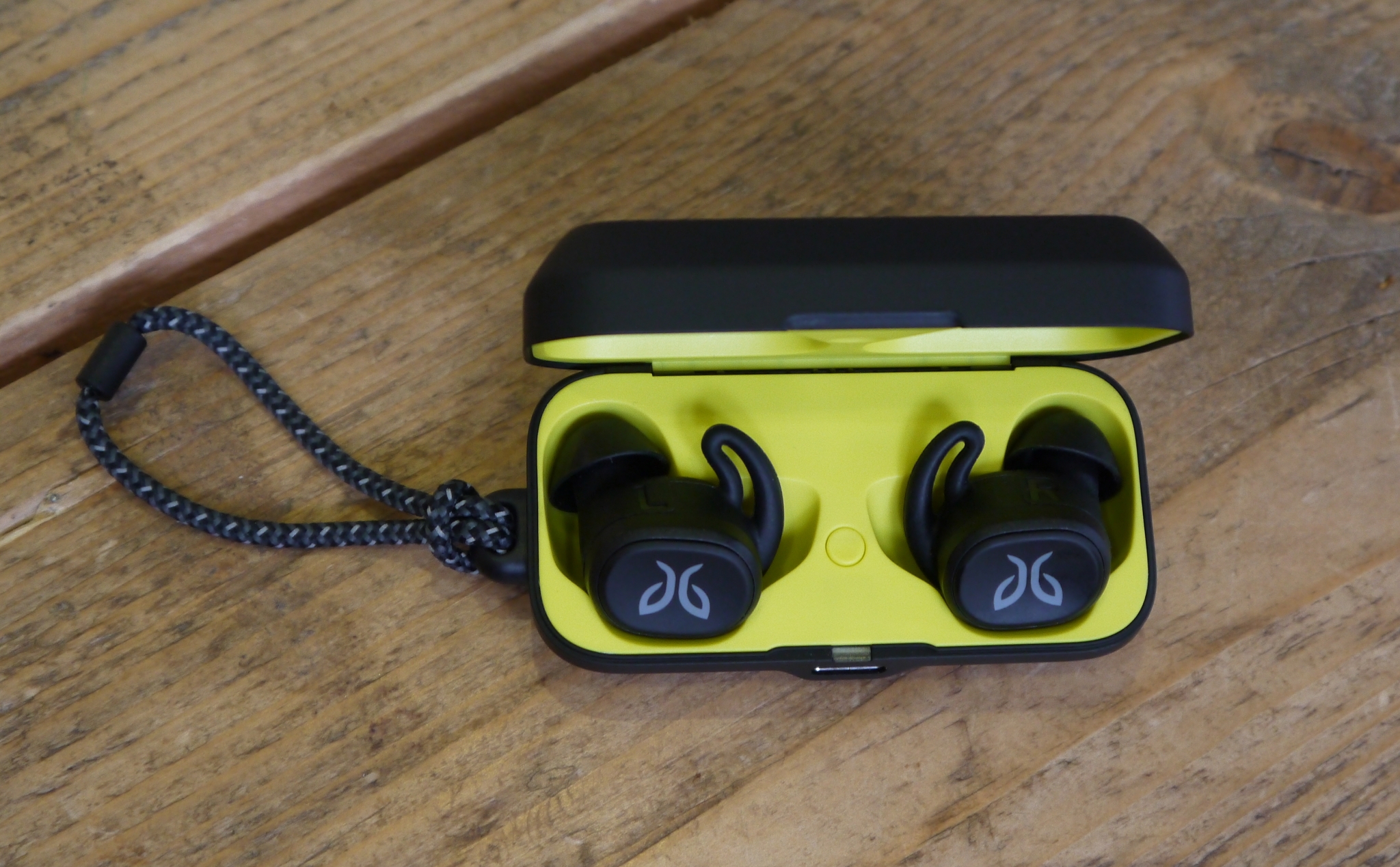 Jaybird Vista: tai nghe True-Wireless chuyên dành cho thể thao, chống nước IPX7, giá 180 Đô