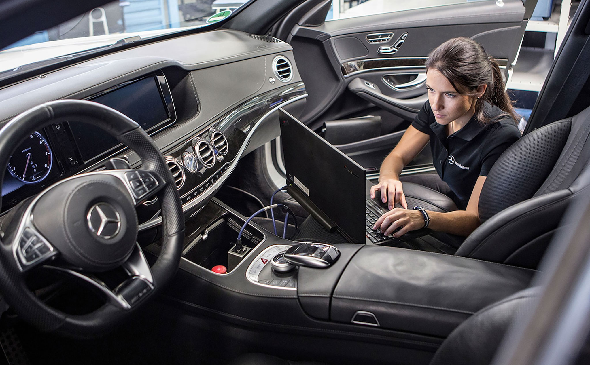 Mercedes-Benz gây tranh cãi vì gắn cảm biến theo dõi khách hàng