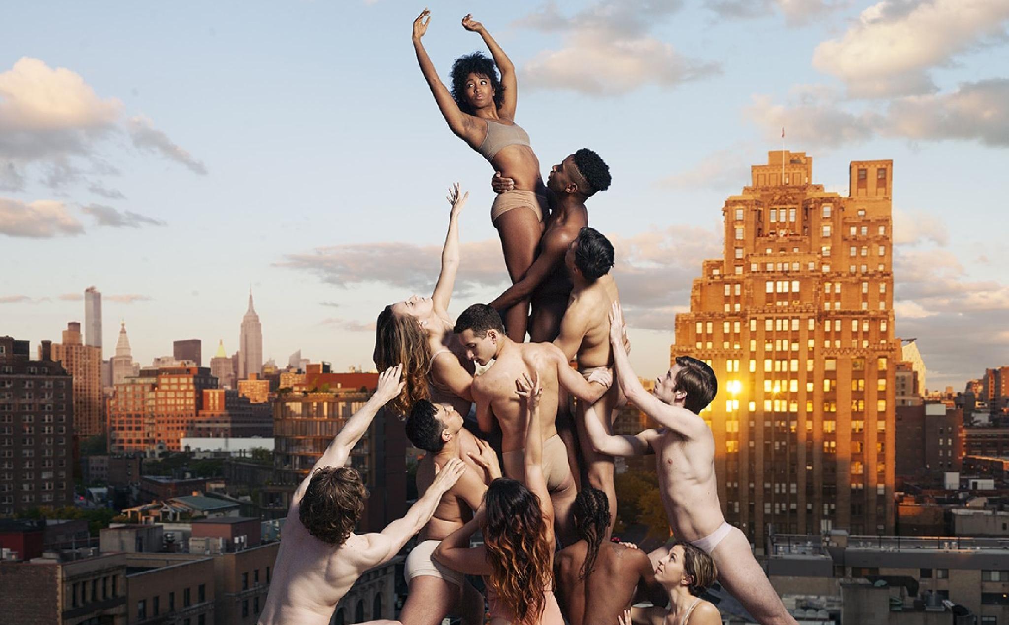 Những bức ảnh siêu thực chụp các vũ công, thể hiện sự kết nối giữa người với người