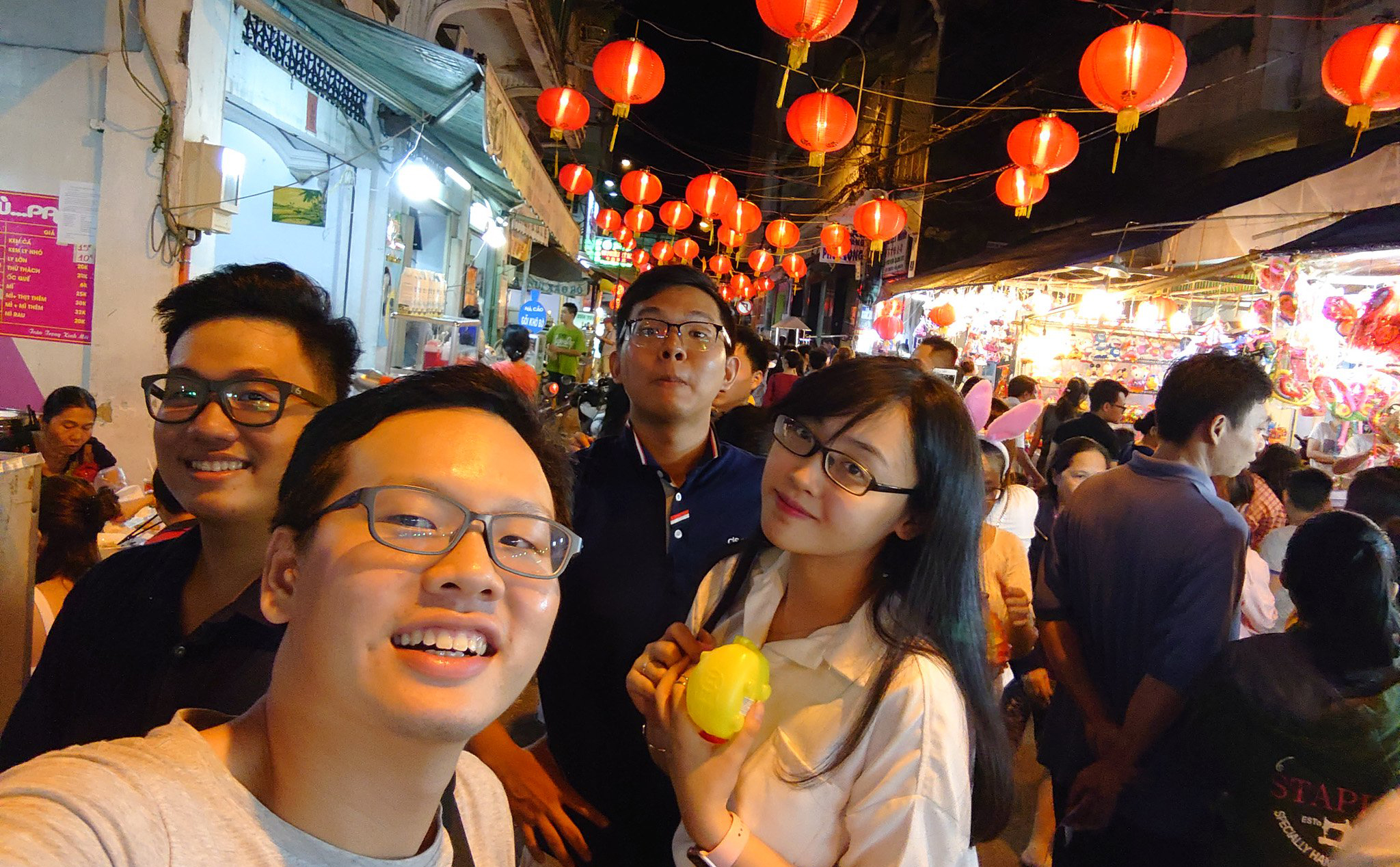 Đêm cuối tuần ở Sài Gòn: Trà sữa, dạo phố lồng đèn cùng Sony Xperia 1