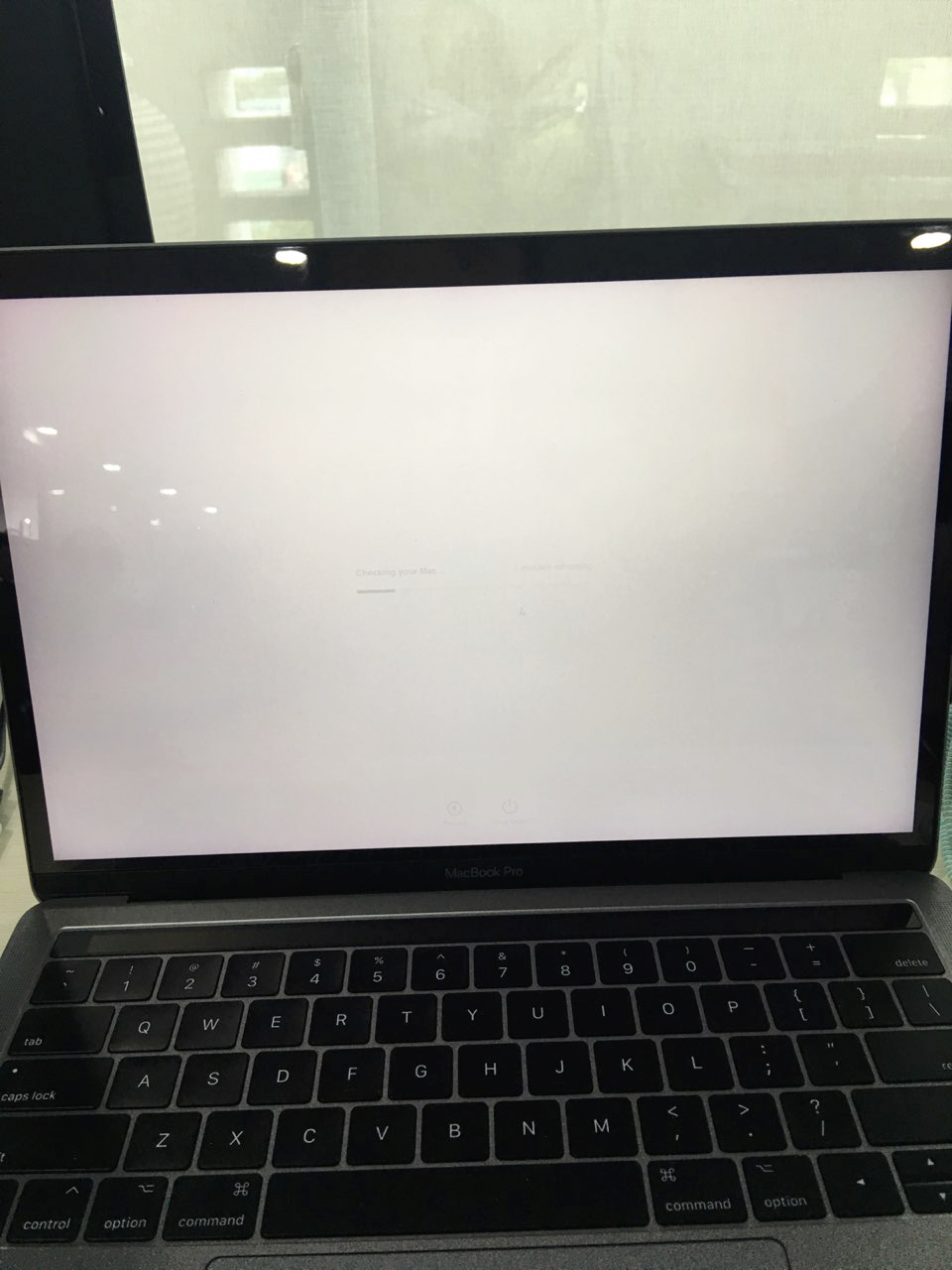 Màn hình Macbook Pro chớp chớp rồi chuyển sang trắng