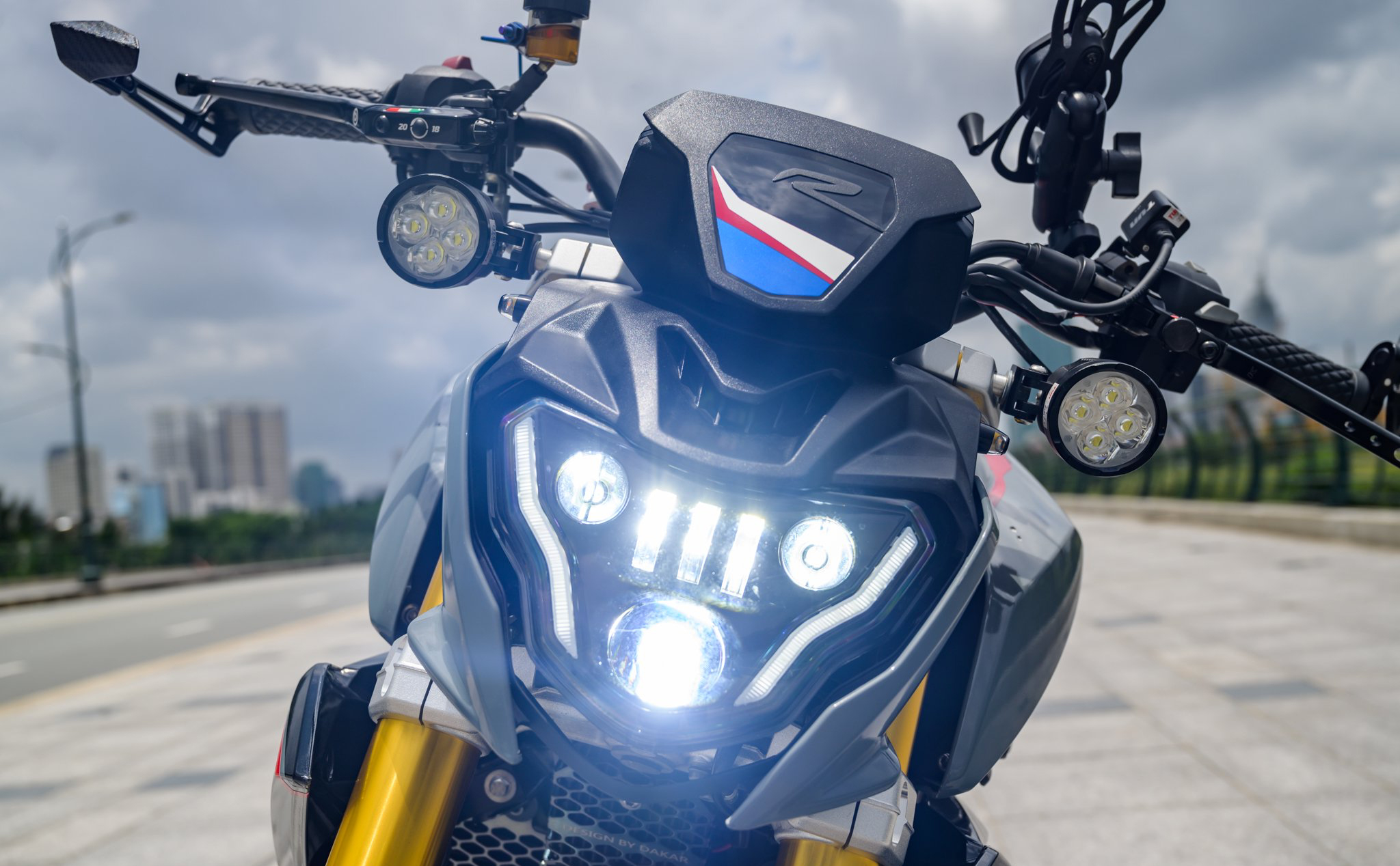 Anh em nghĩ sao về việc gắn đèn trợ sáng cho xe máy?