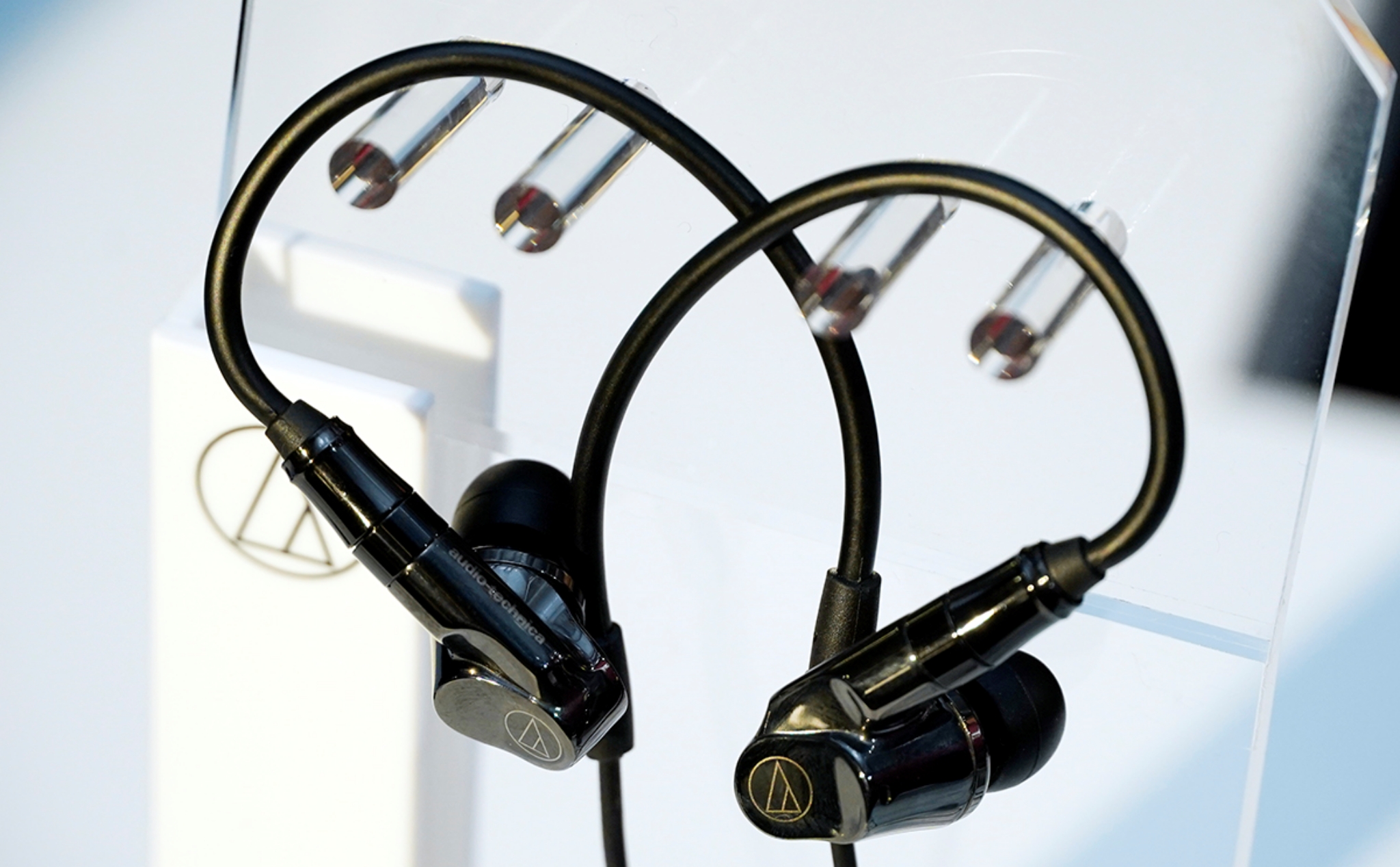 Audio-Technica ATH-IEX1: Tai nghe hybrid in-ear đầu tiên trên thế giới sử dụng màng rung thụ động