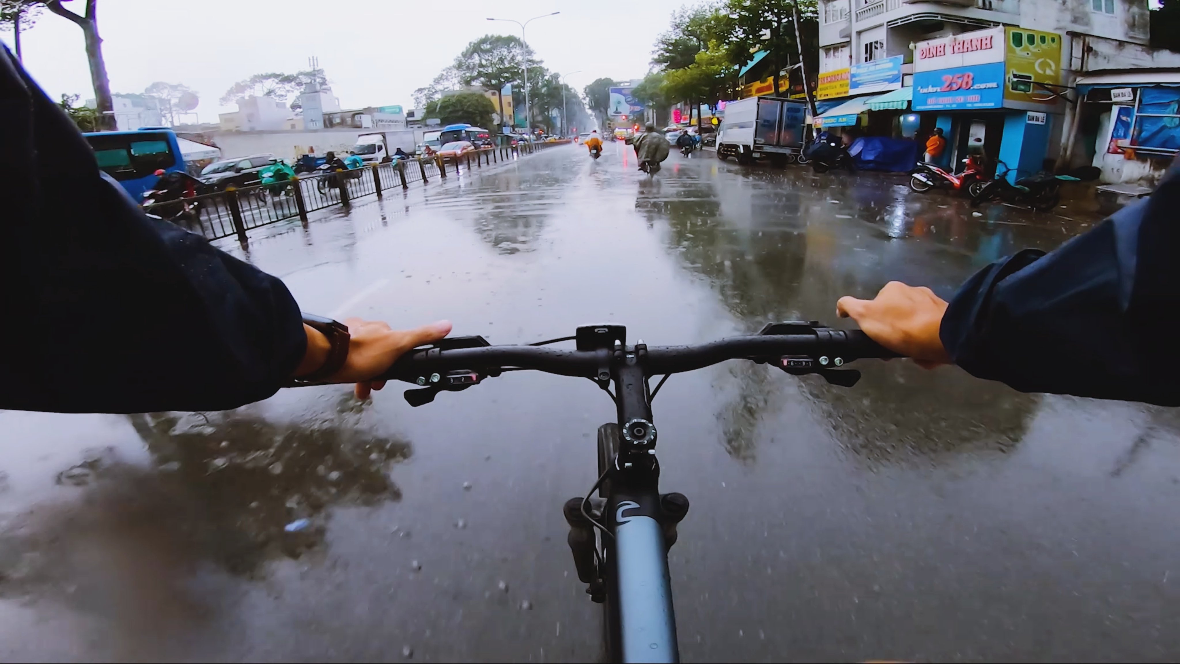 [Video test] -  Cycling in the rain - Gopro7