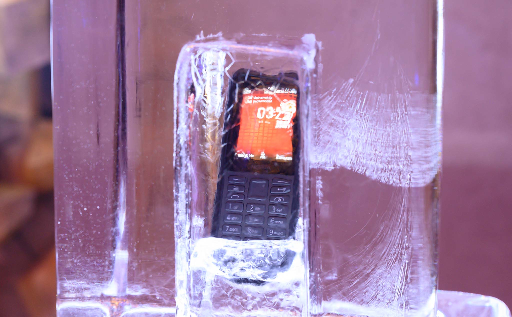 Trên tay Nokia 800 Tough: đúng chuẩn cục gạch, độ bền tiêu chuẩn quân đội: giá 2,49 triệu